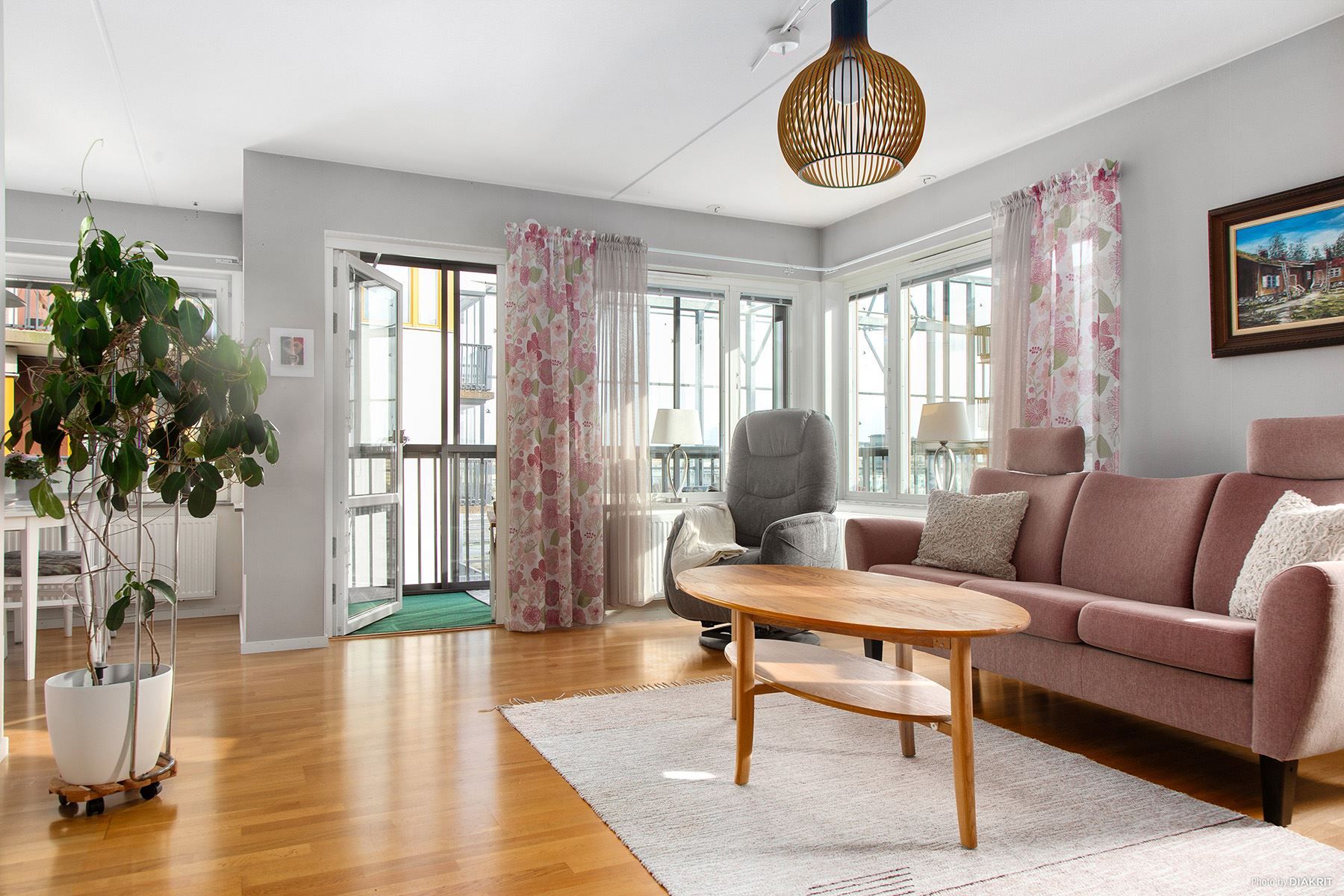 Öppet och socialt vardagsrum med stora fönsterpartier och trevliga vyer