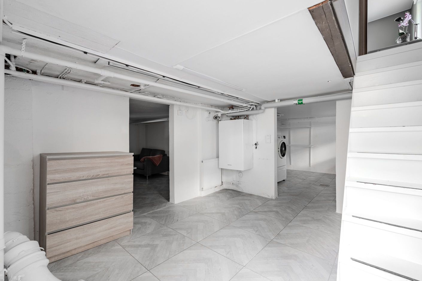 Väl nere möts ni av en rymlig och möblerbar hall