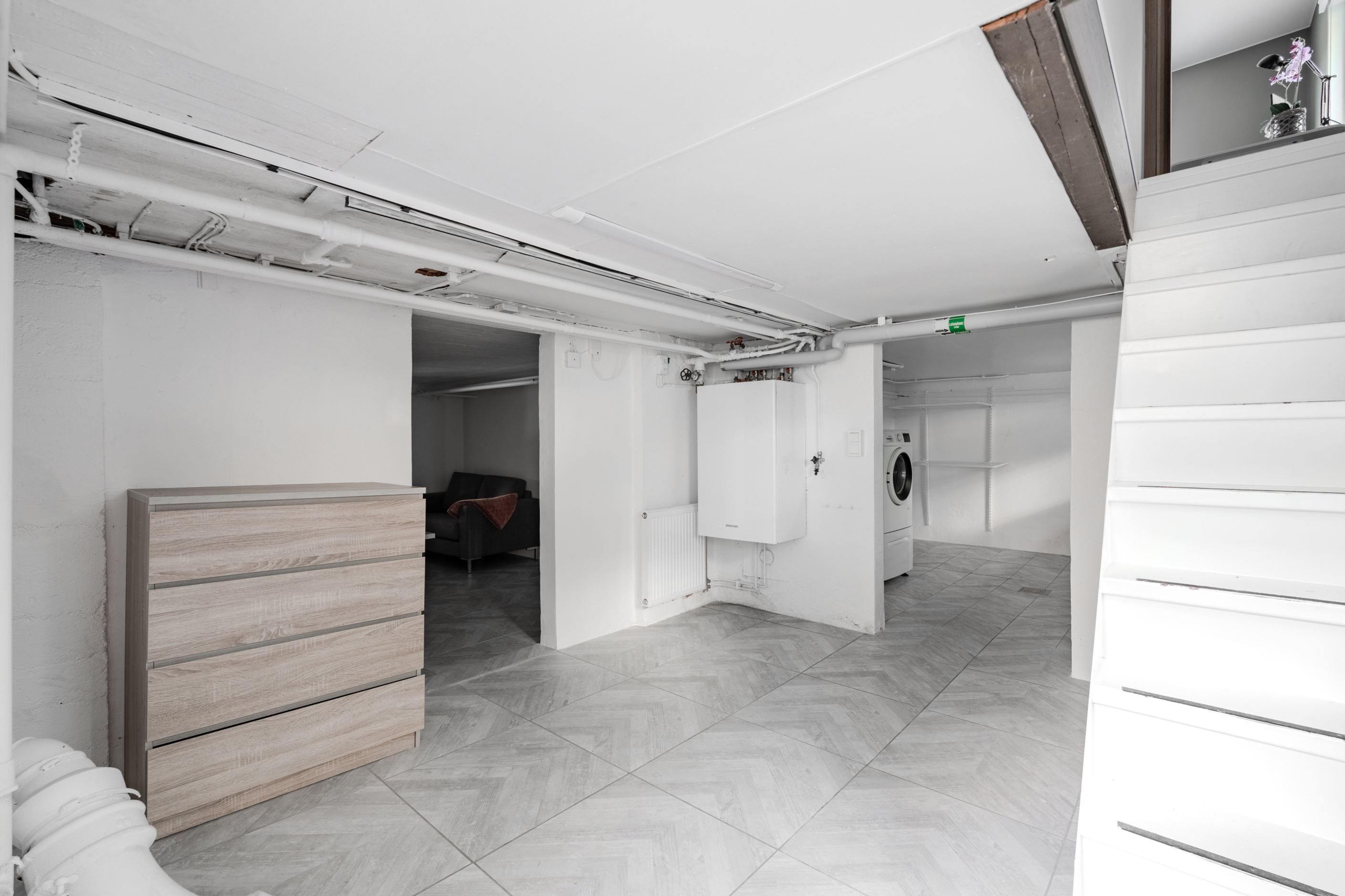 Väl nere möts ni av en rymlig och möblerbar hall