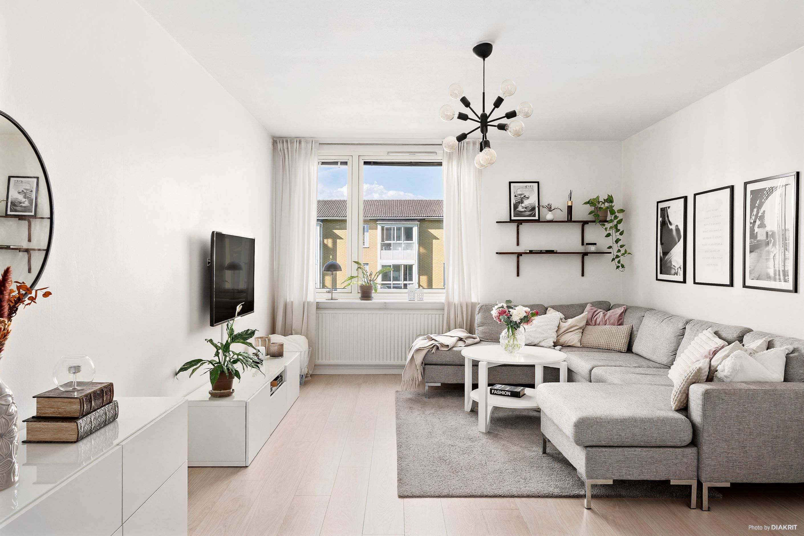 Ljust och rymligt vardagsrum med plats för stor soffa
