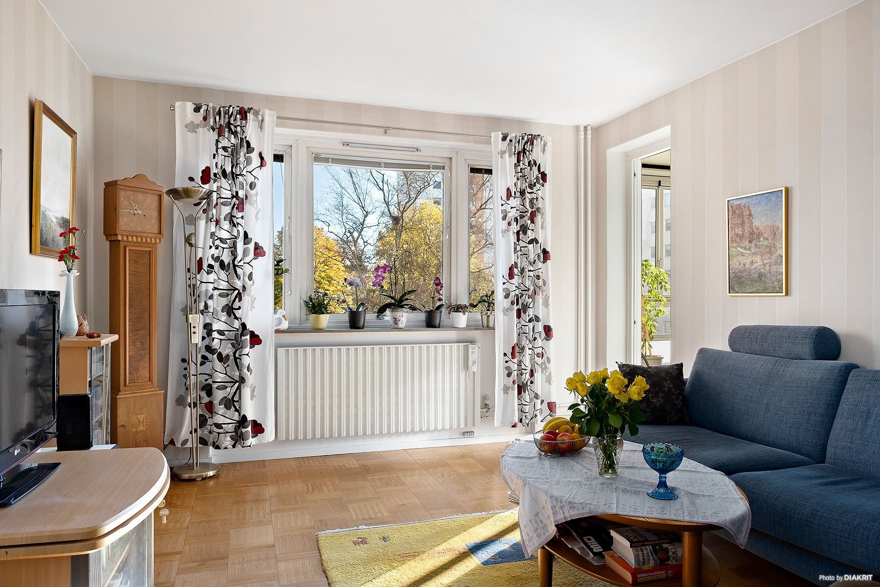 Rymligt vardagsrum med mycket ljusinsläpp