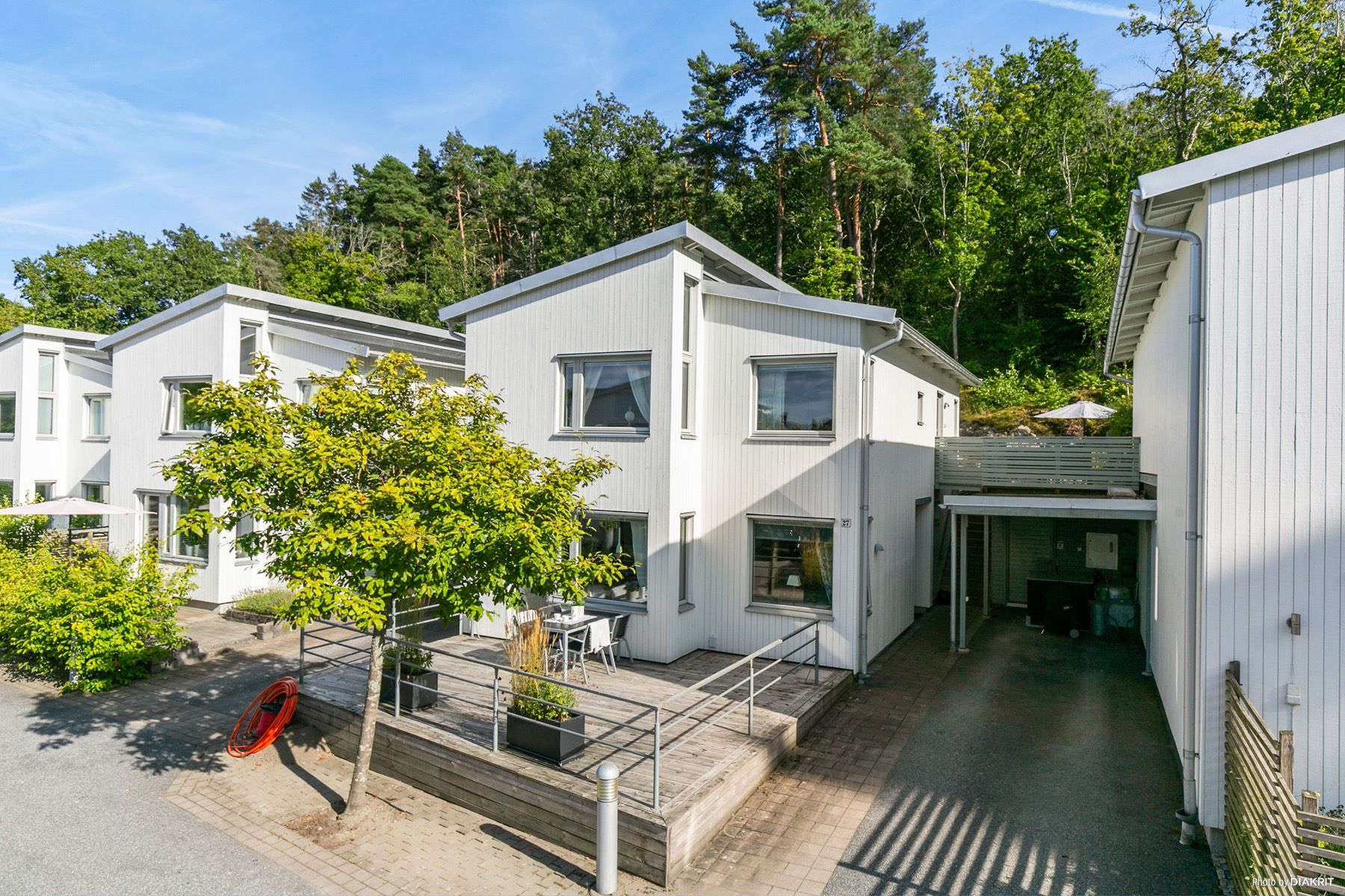 Grönskande framsida med carport