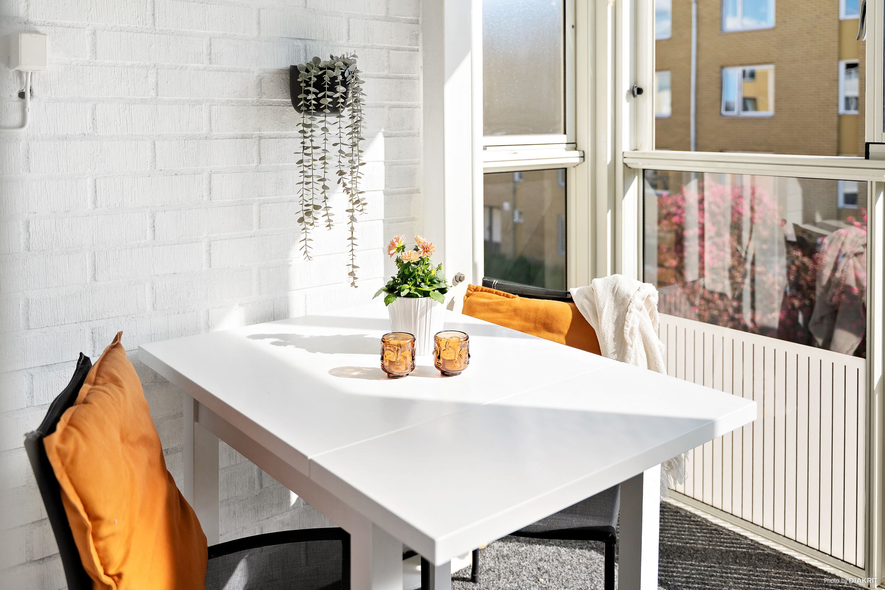 Plats för bord för att avnjuta solen på balkongen