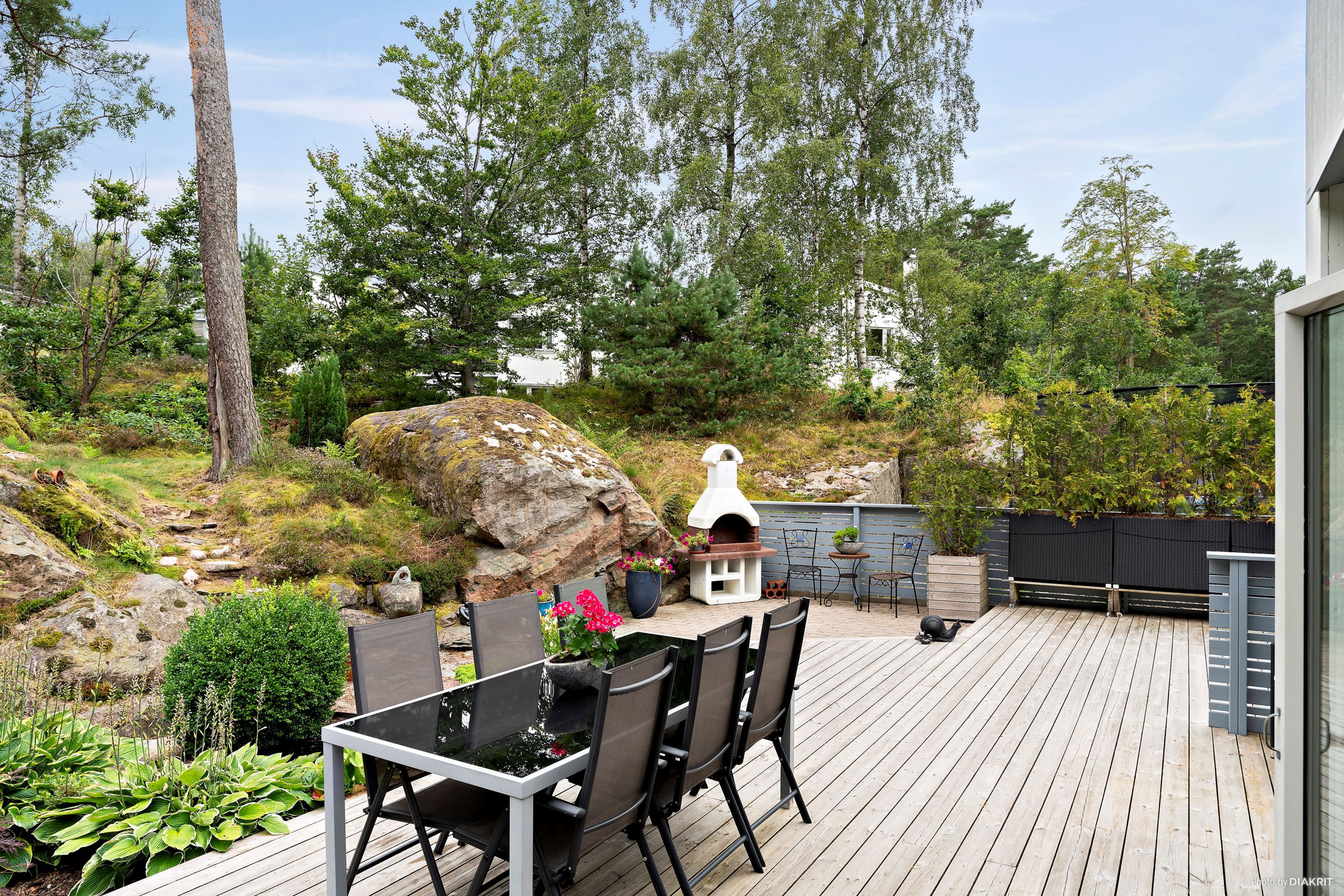 Plats för flera sittgrupper och grill