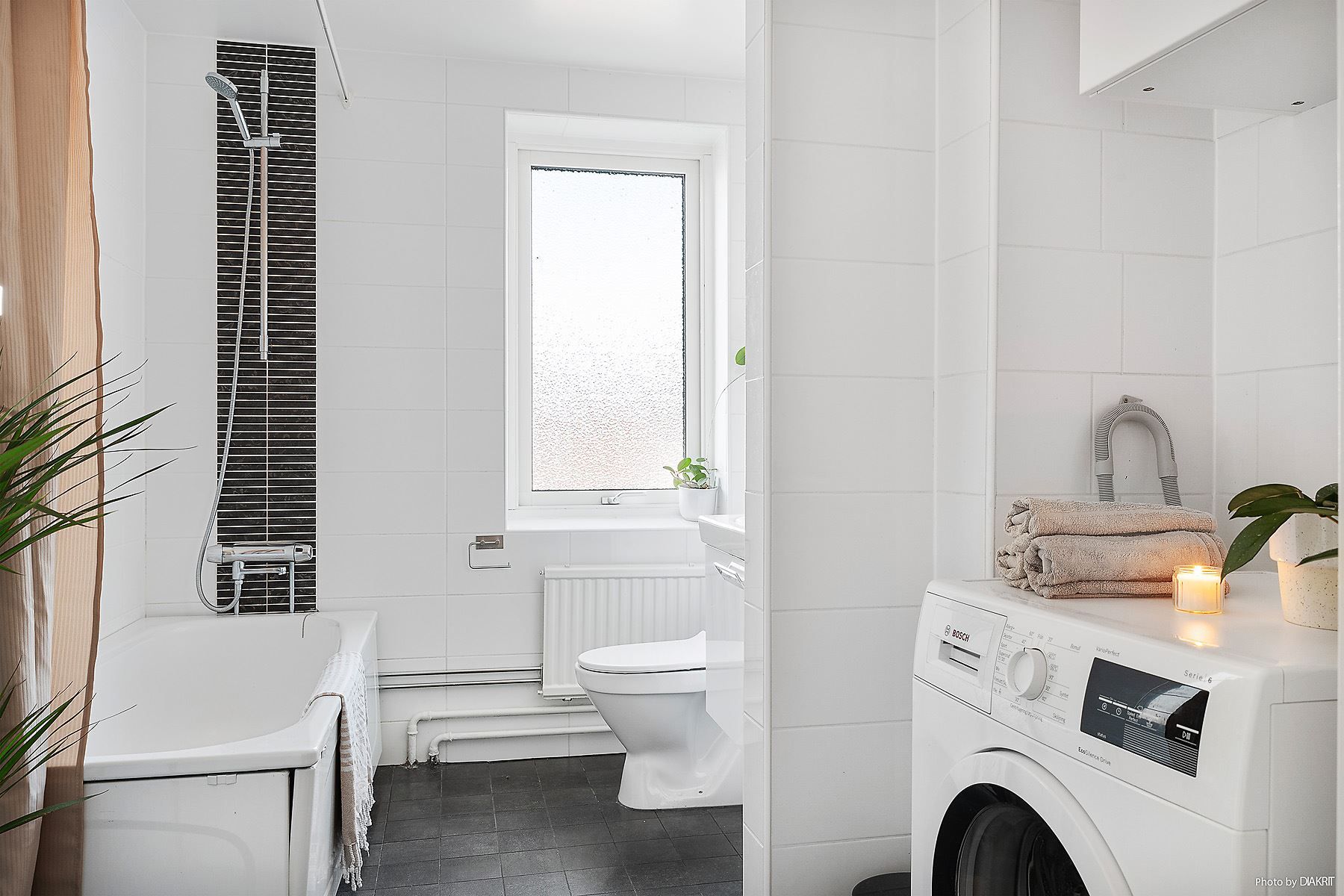 Helkaklat badrum med badkar och tvättdel