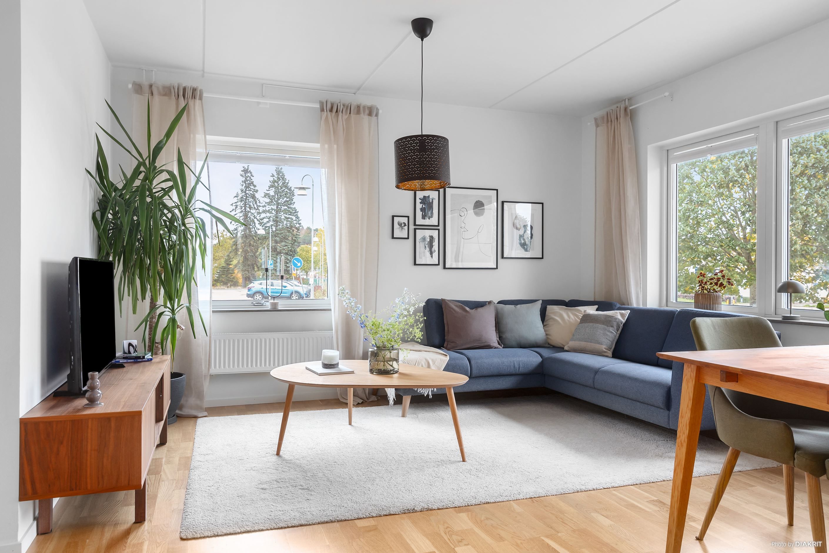 Vardagsrummet med härligt ljus från flera fönster