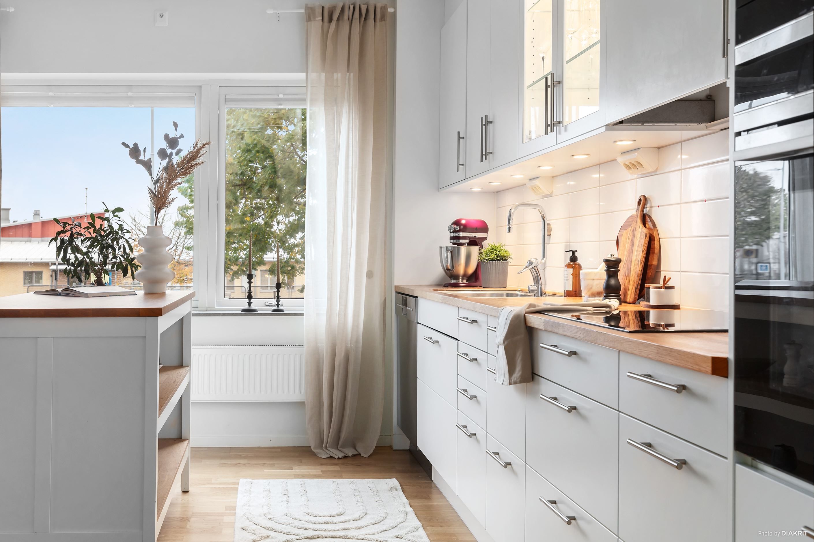 Ljust och modernt kök med allt ni behöver