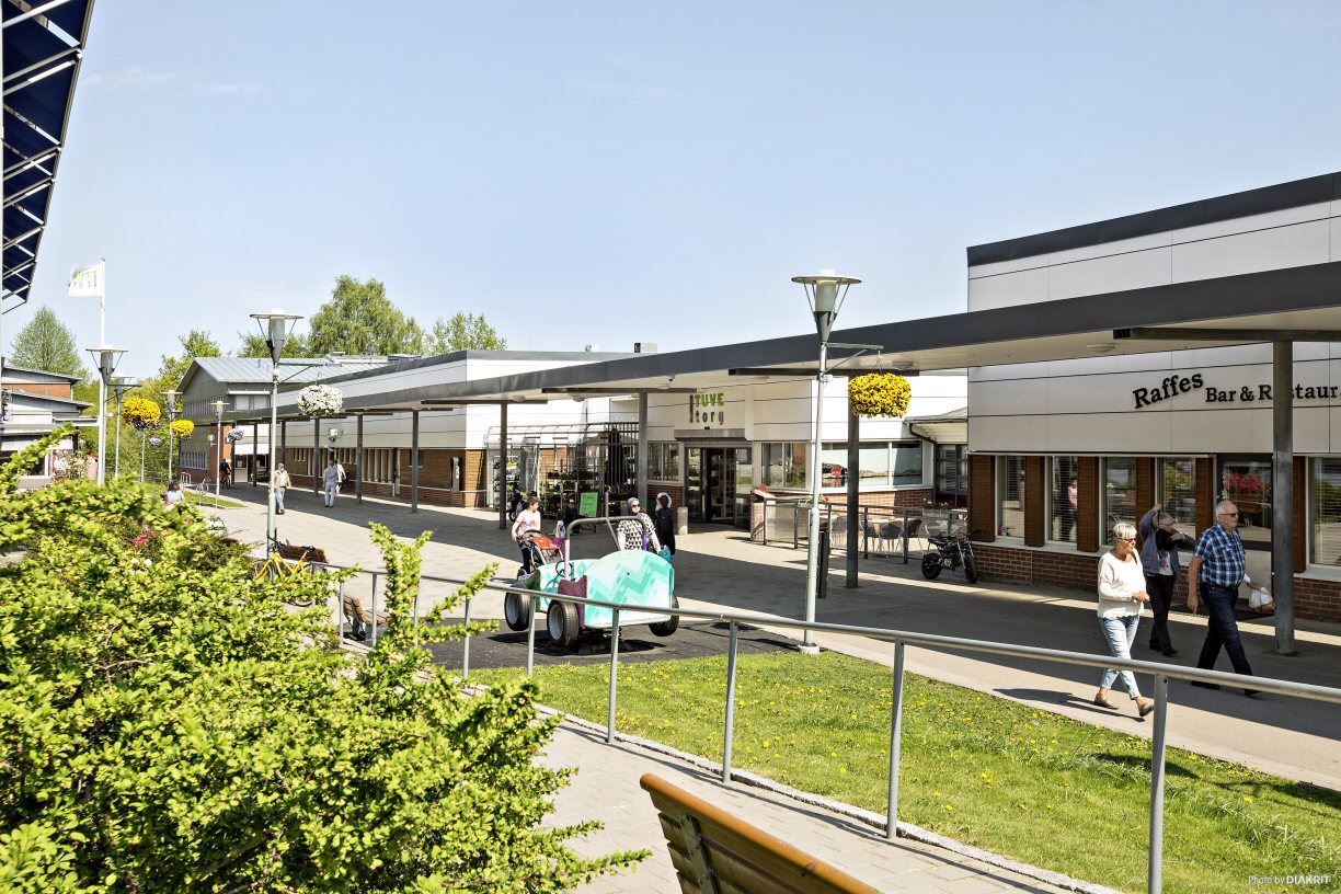 Tuve Torg med mataffärer, pizzeria, bageri, apotek