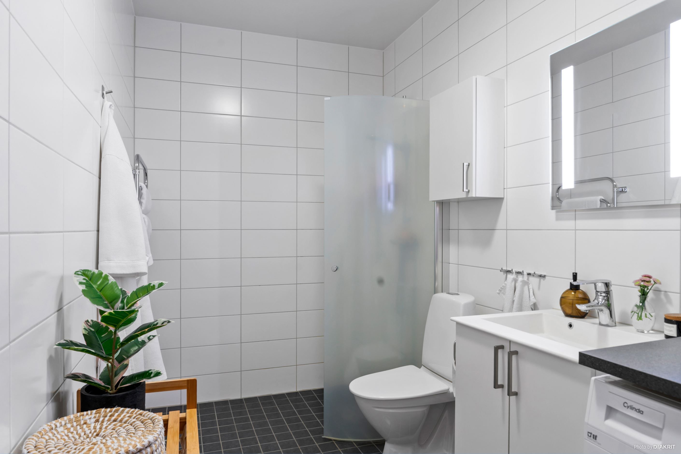 Helkaklat badrum med...