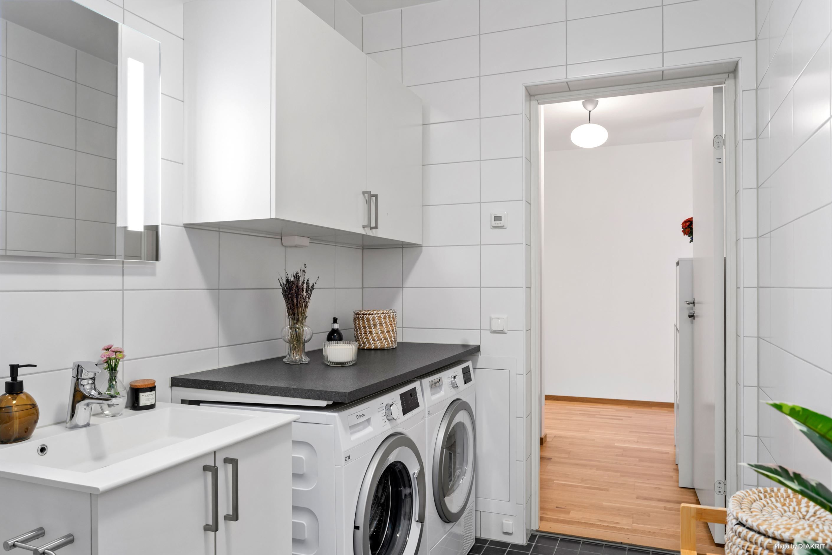 ...separat tvätt och tork med förvaring i skåp ovan