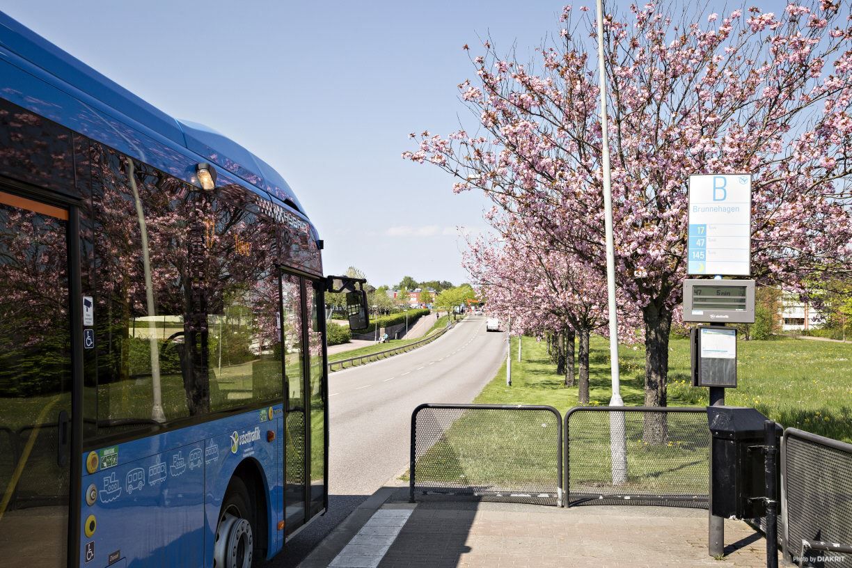 17 bussen tar cirka 20 minuter till Nordstan