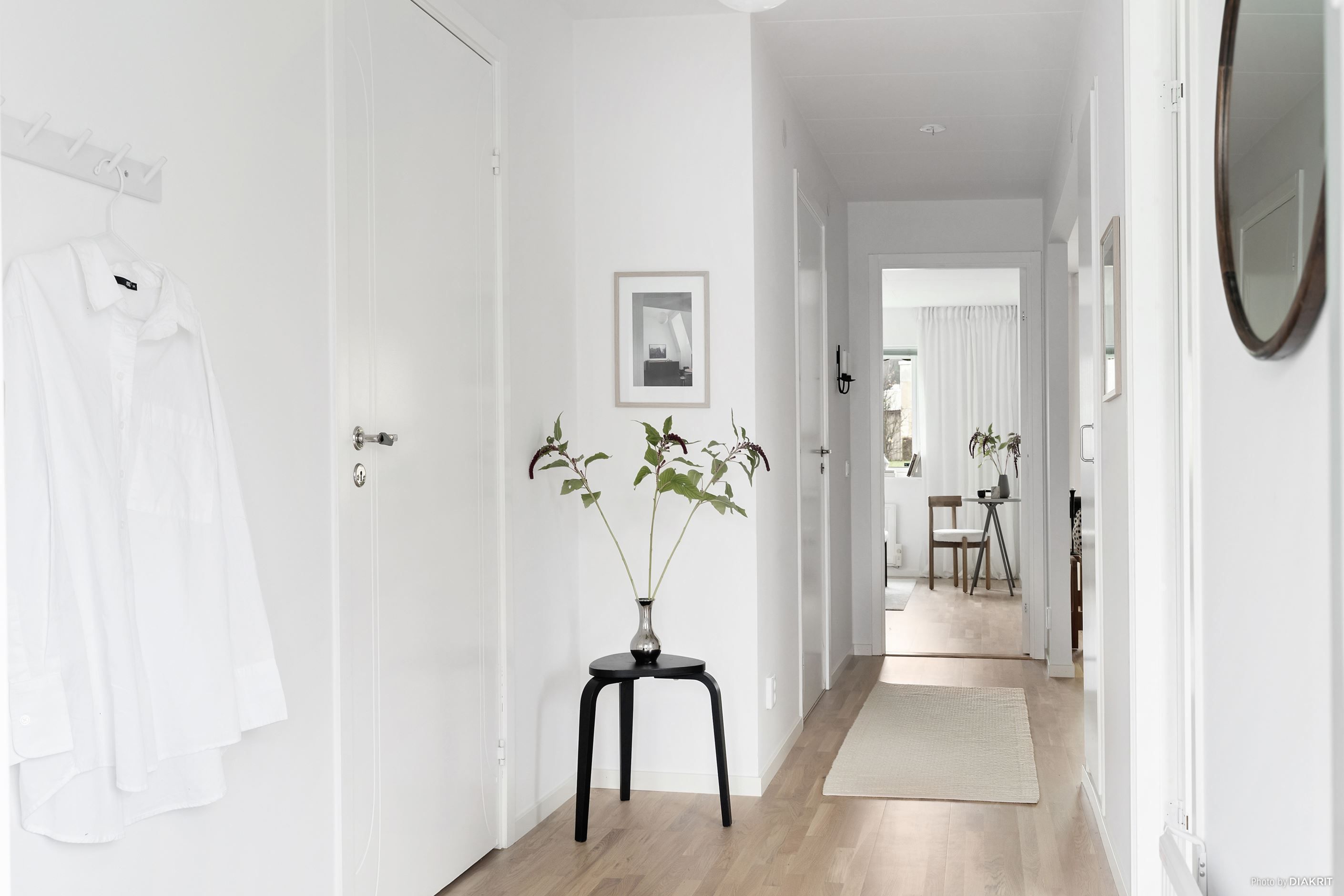 Rymlig hall med avhängning