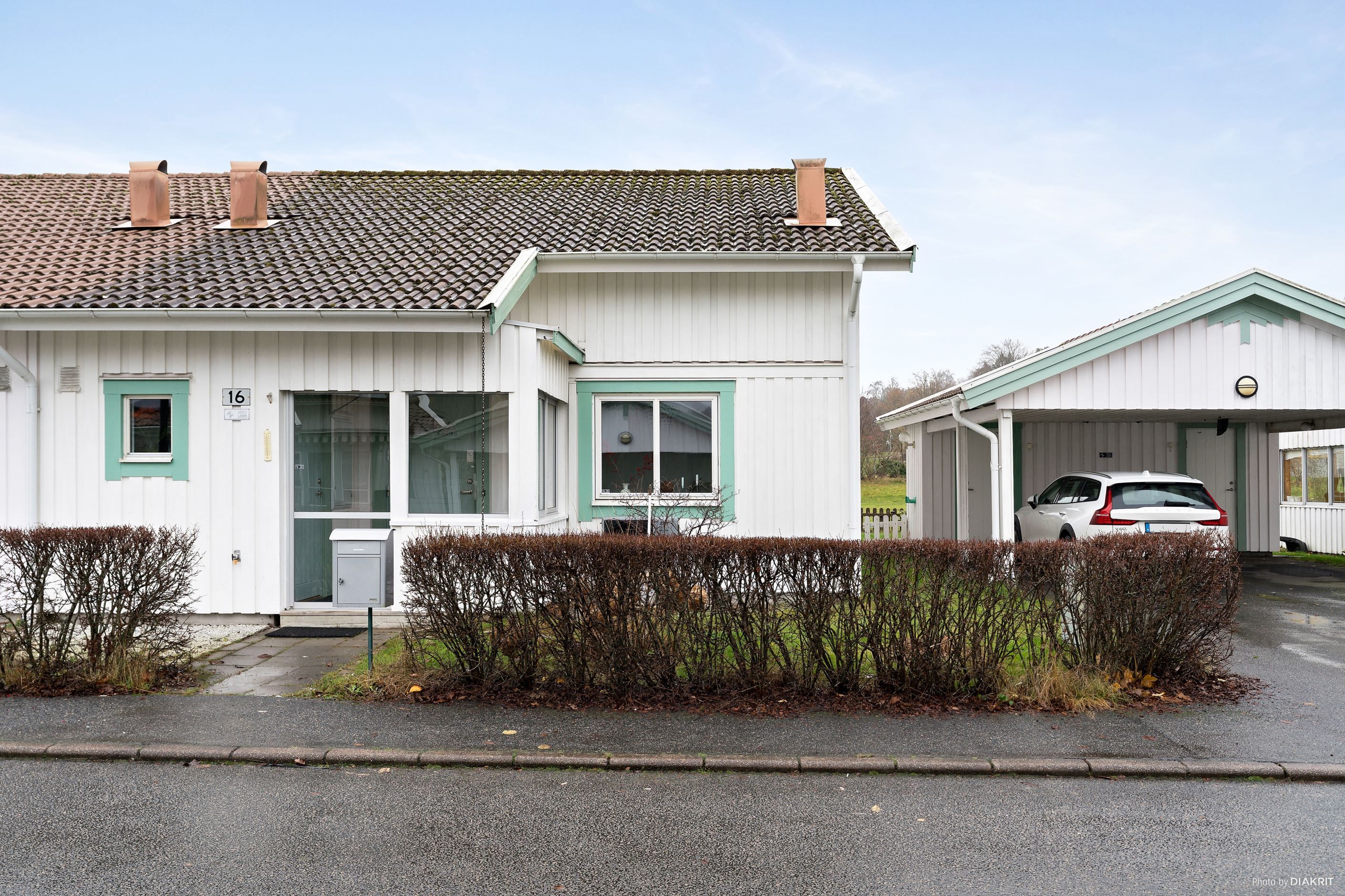 Carport med plats för bil intill huset