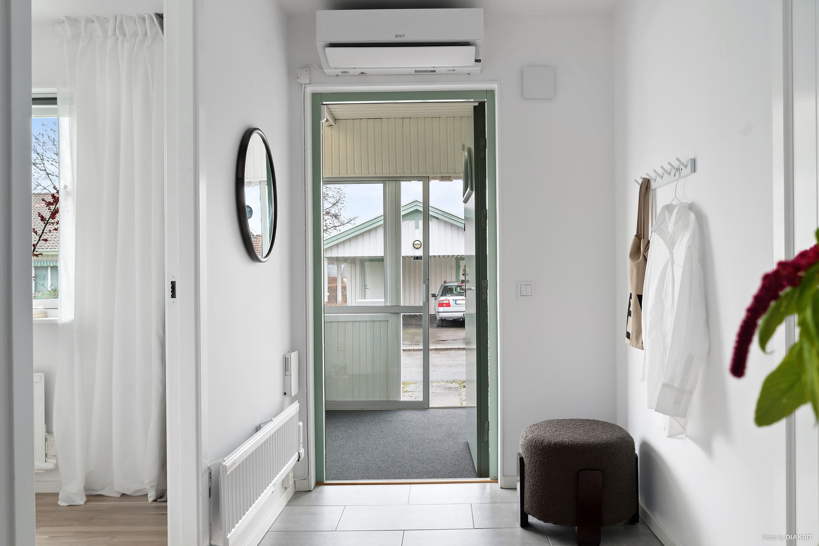 Inglasad del utanför entrén