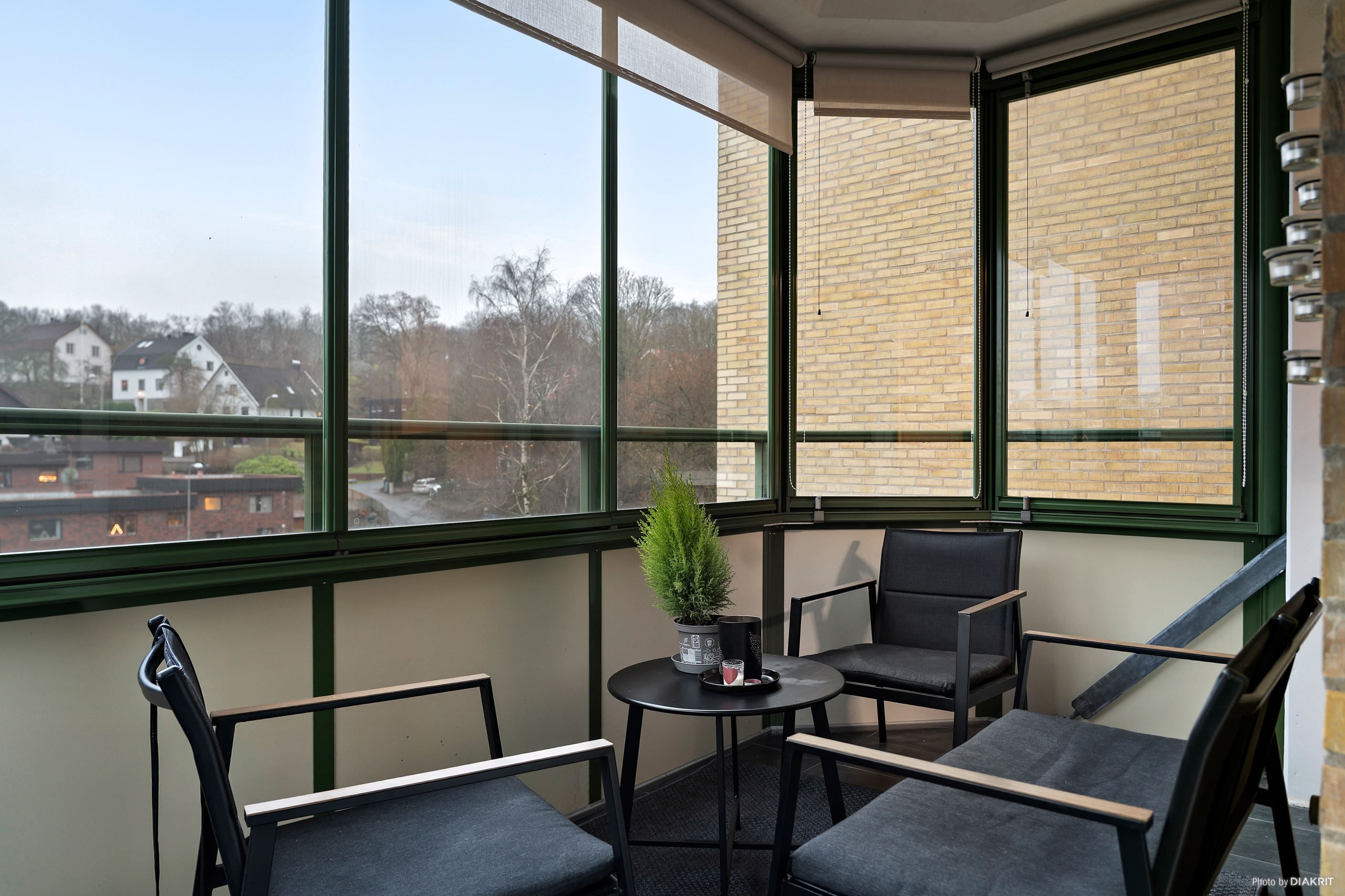 Balkong i söderläge mot rambergets lummiga grönska