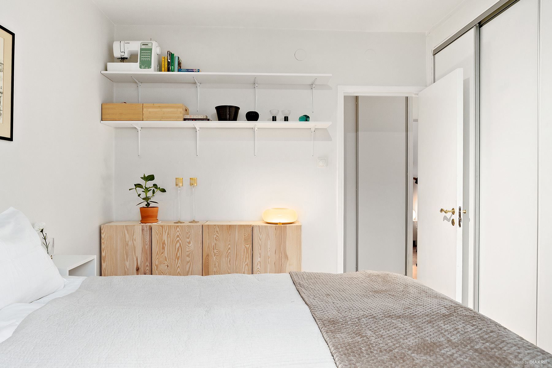 Förvaring i skjutdörrsgarderob och plats för möblemang längs väggen