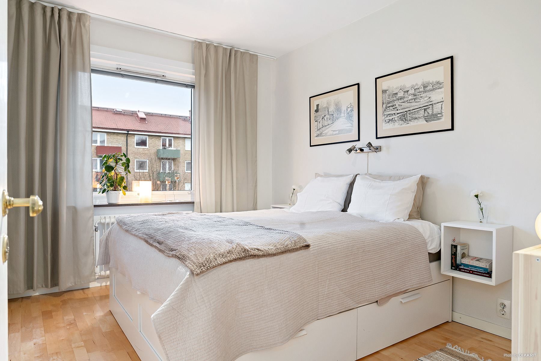 Rymligt sovrum med plats för dubbelsäng