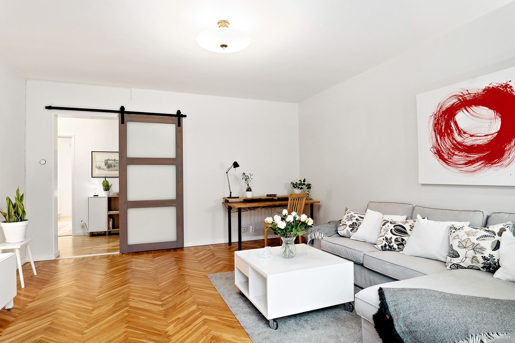 Smart skjutdörr intill vardagsrummet