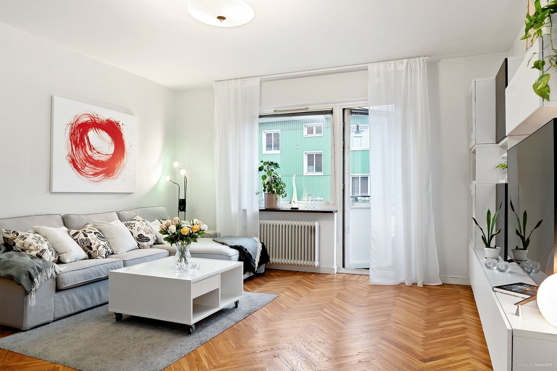 Stort vardagsrum med mycket ljus