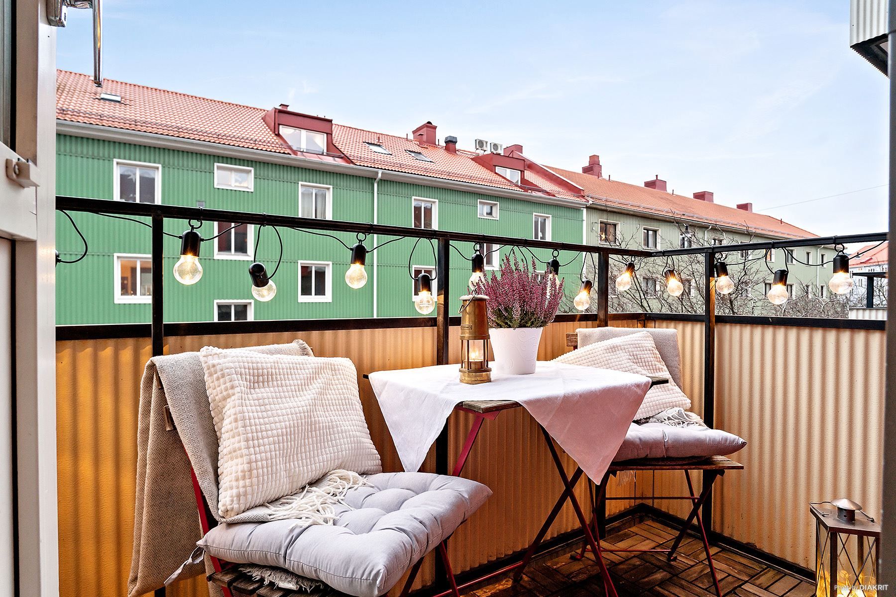 Från vardagsrummet nås balkongen i soldränkt söderläge