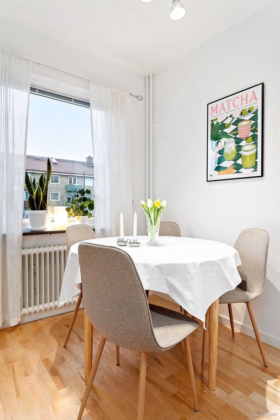 Plats för matbord intill fönstret