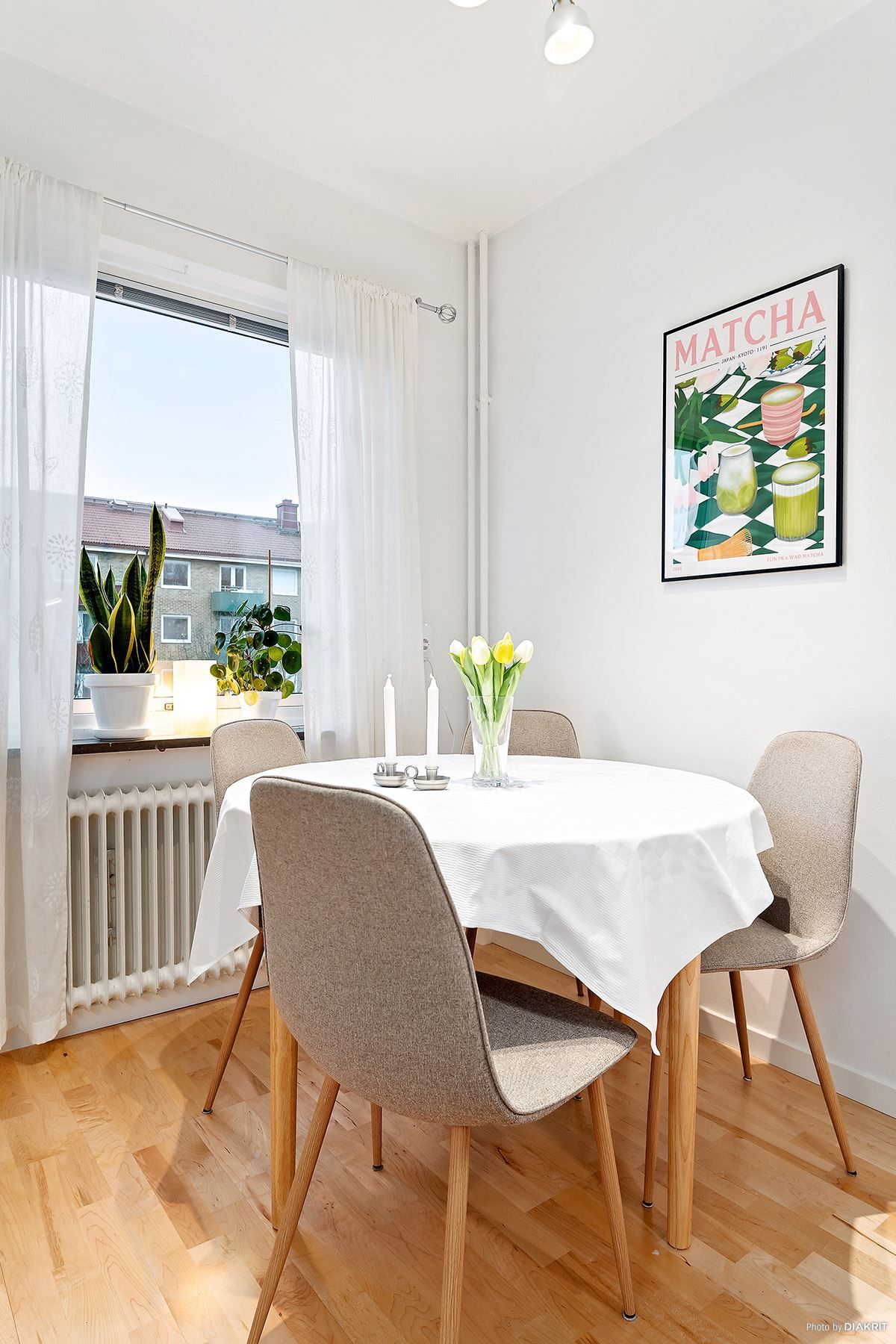 Plats för matbord intill fönstret