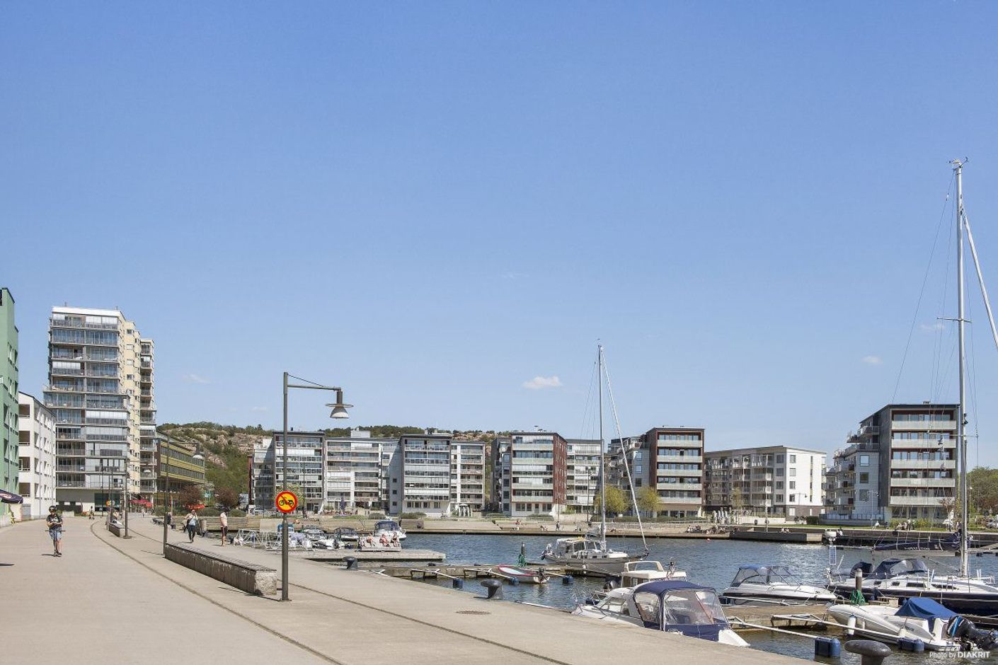 Spana på båtlivet eller ta en fika i solen!