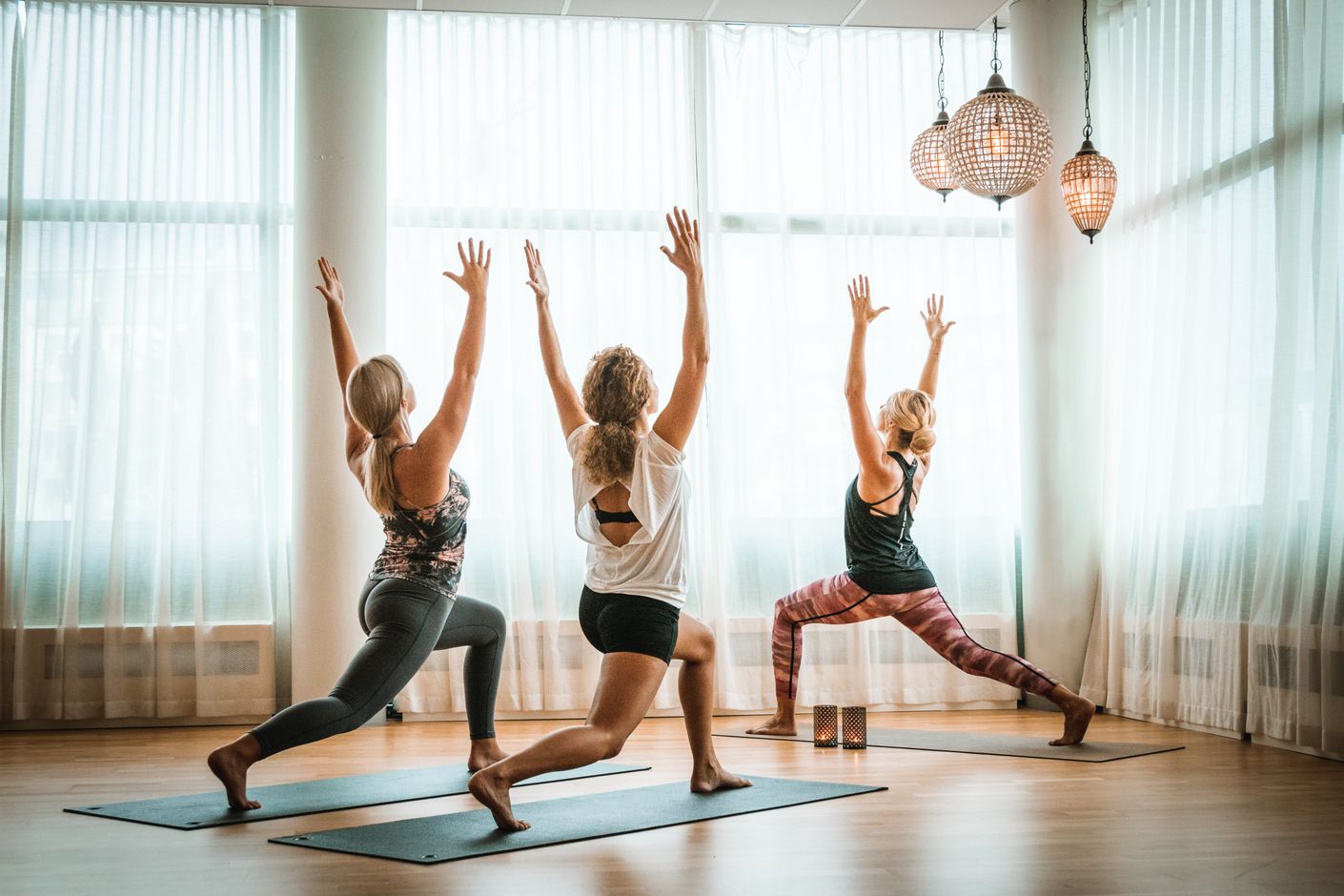 Här erbjuds gruppträning som bl.a. yoga