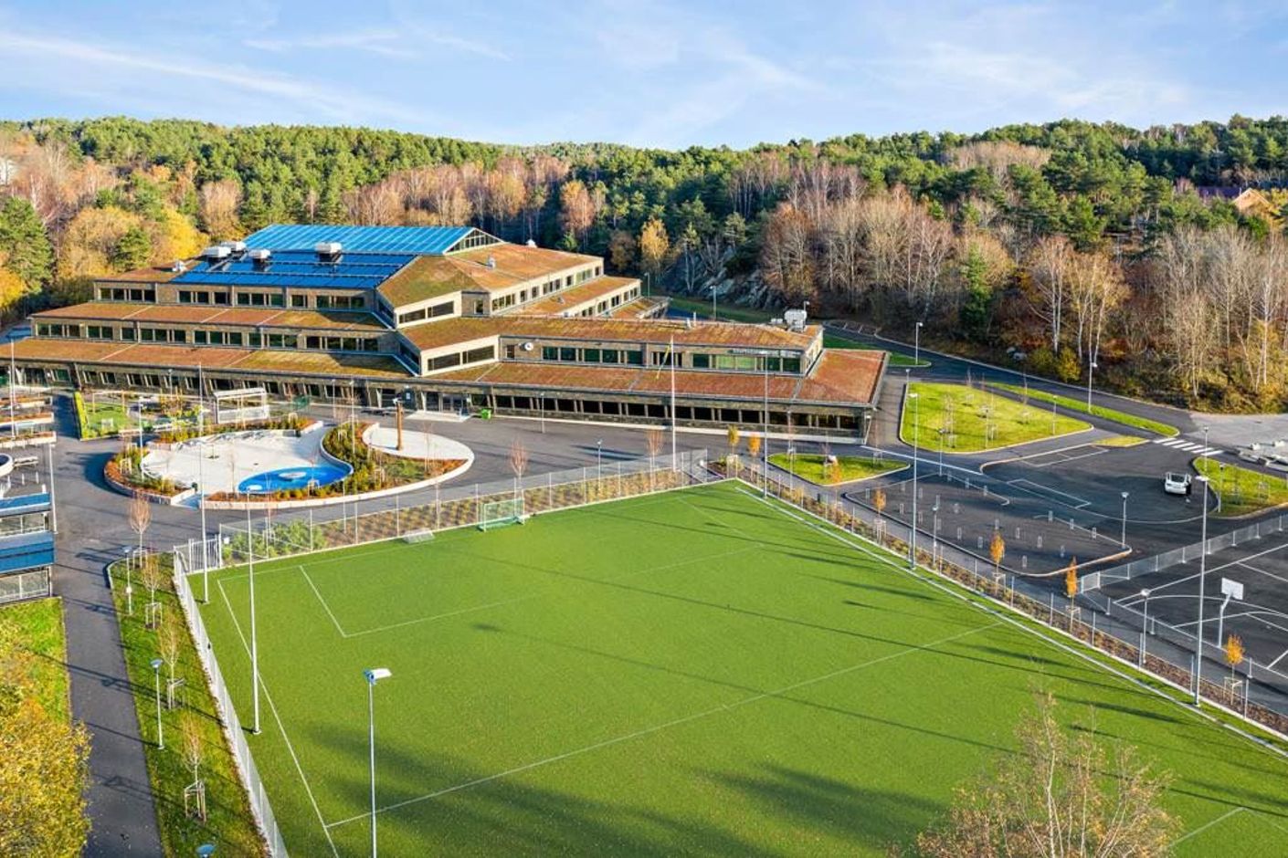 Nybyggda Svartedalsskolan ligger nära huset