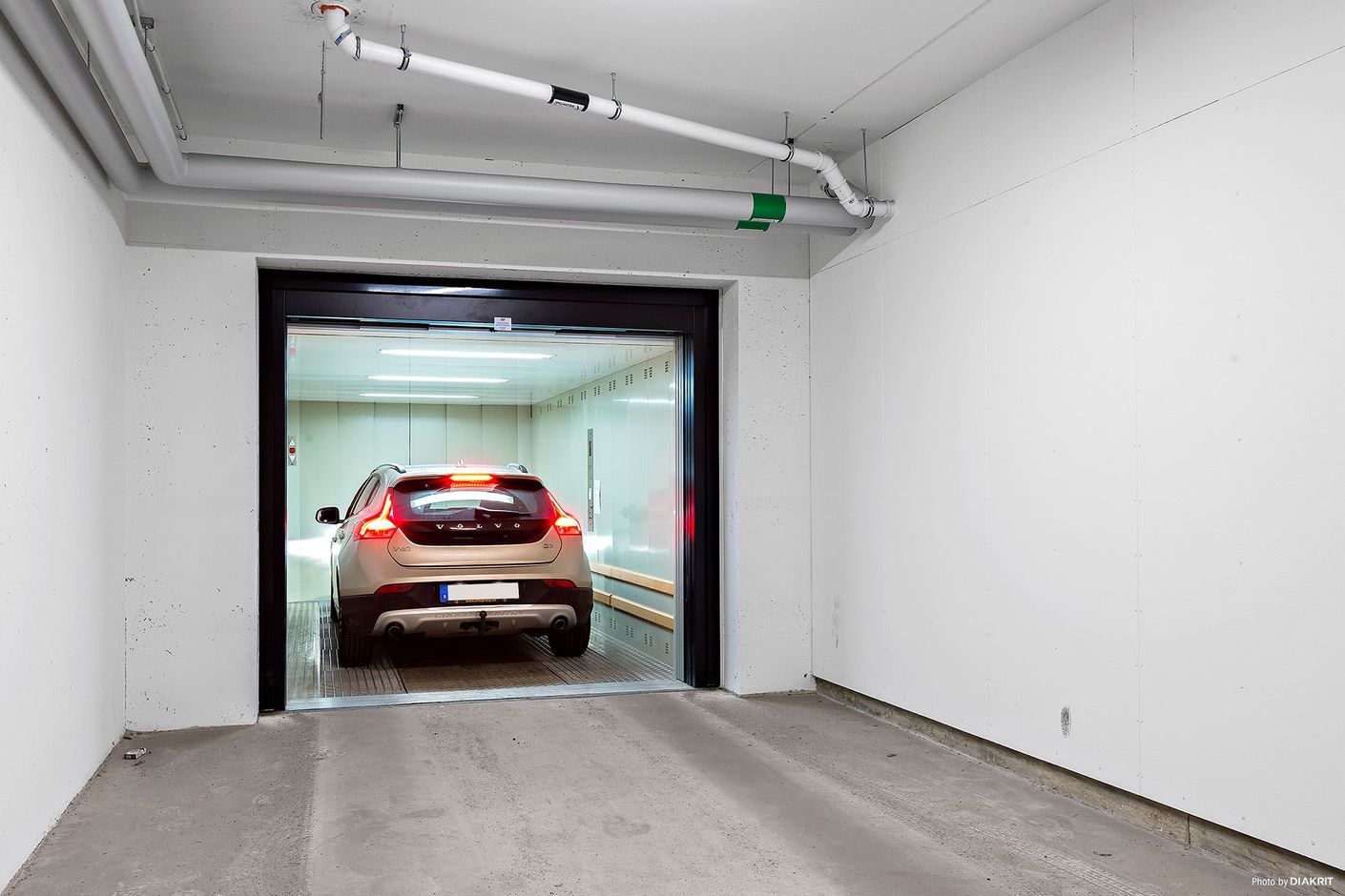 Garaget nås via bilhiss