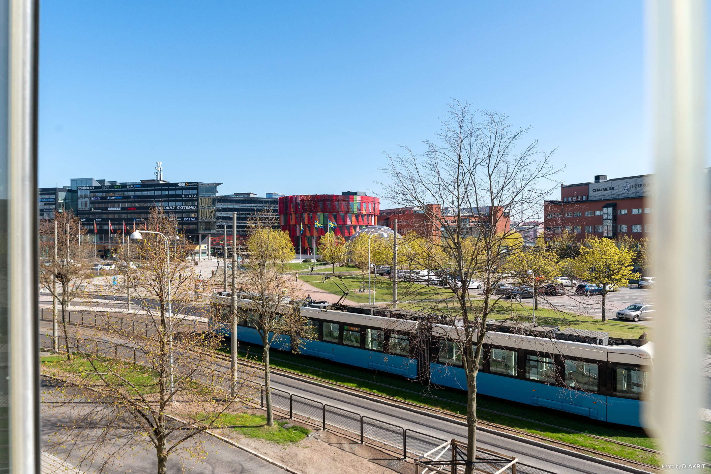 Numera går spårvagnen i närheten, även gratis färja och buss går smidigt in till stan