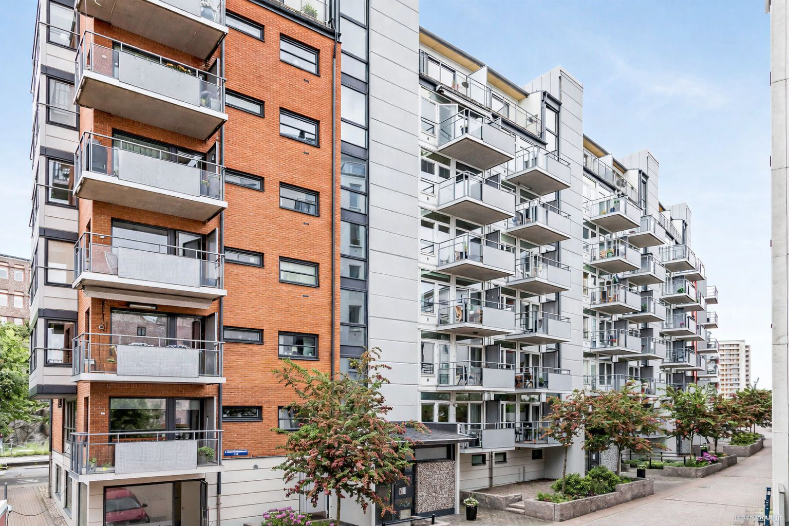 På hörnet här har vi bostaden med sin balkong