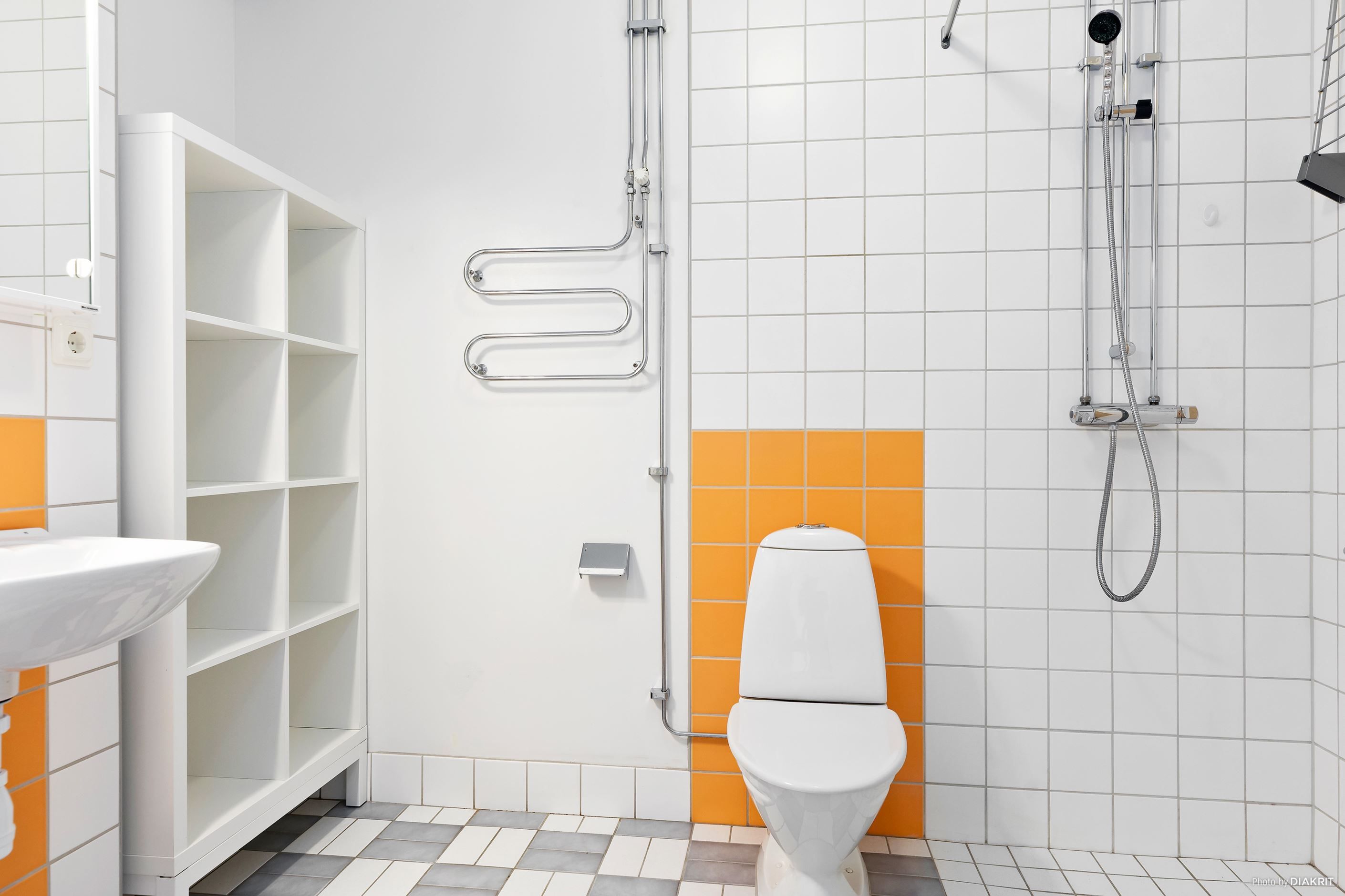Helkaklat badrum med plats för tvättmaskin och torktumlare