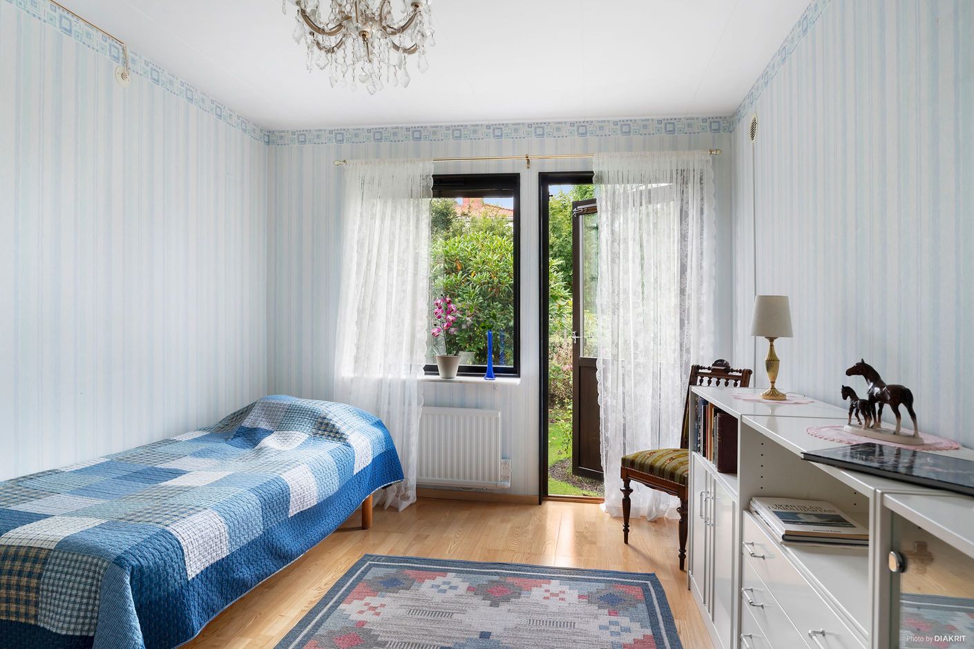 Sovrum 2 med utgång till trädgården