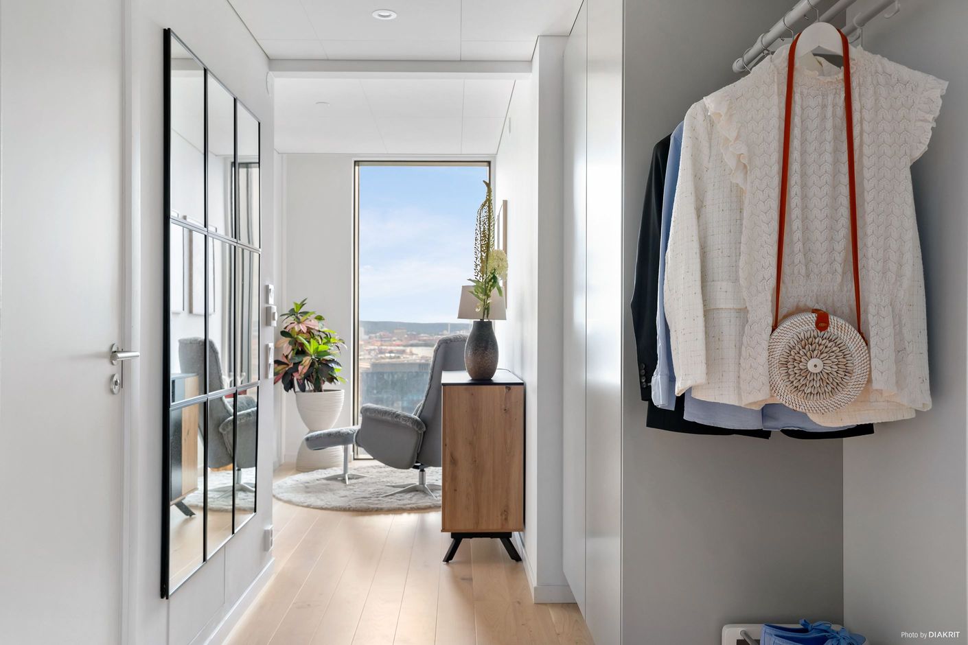 Rymlig hall med utsikt och avhängning