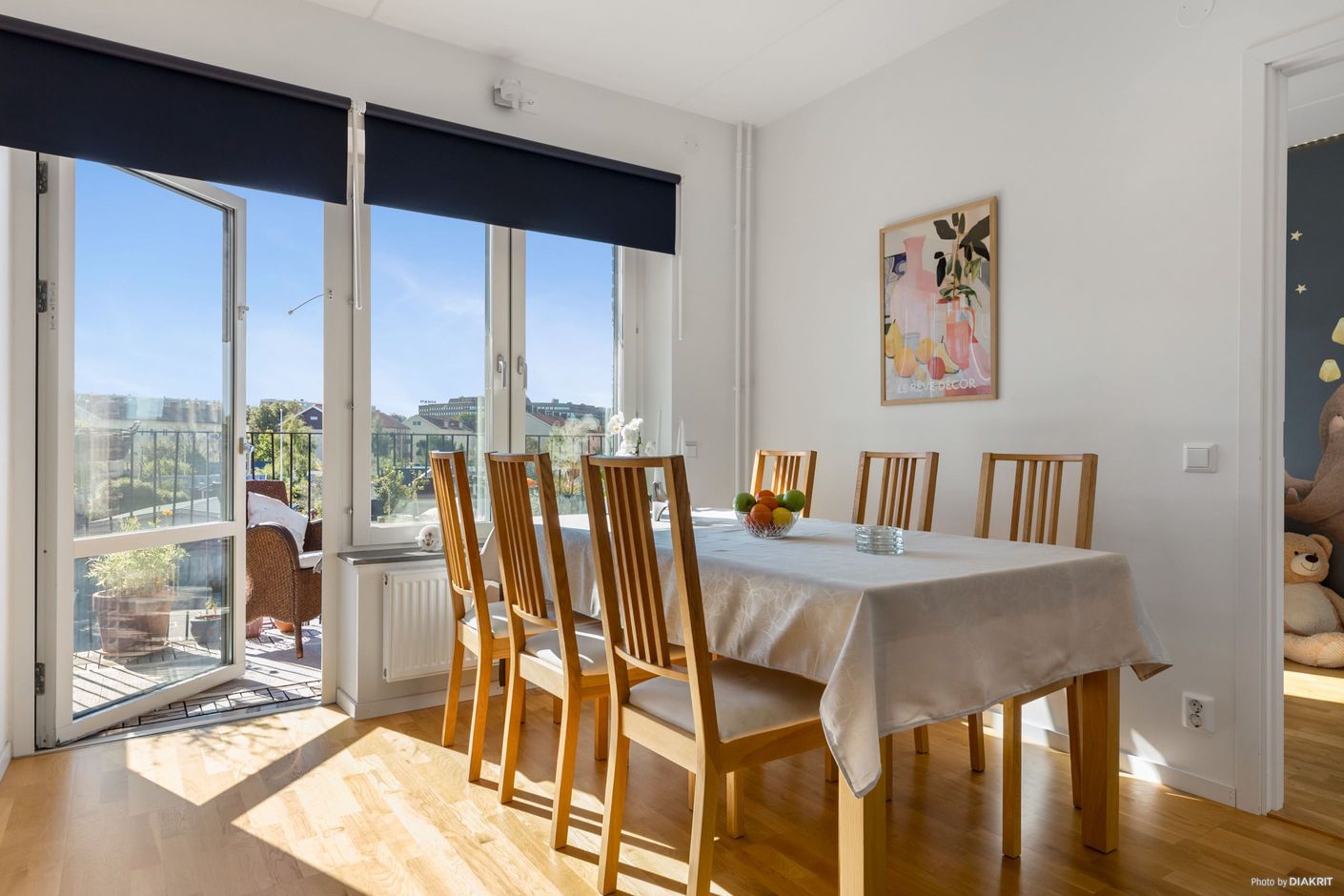 Kök med mycket ljus och plats för stort matbord