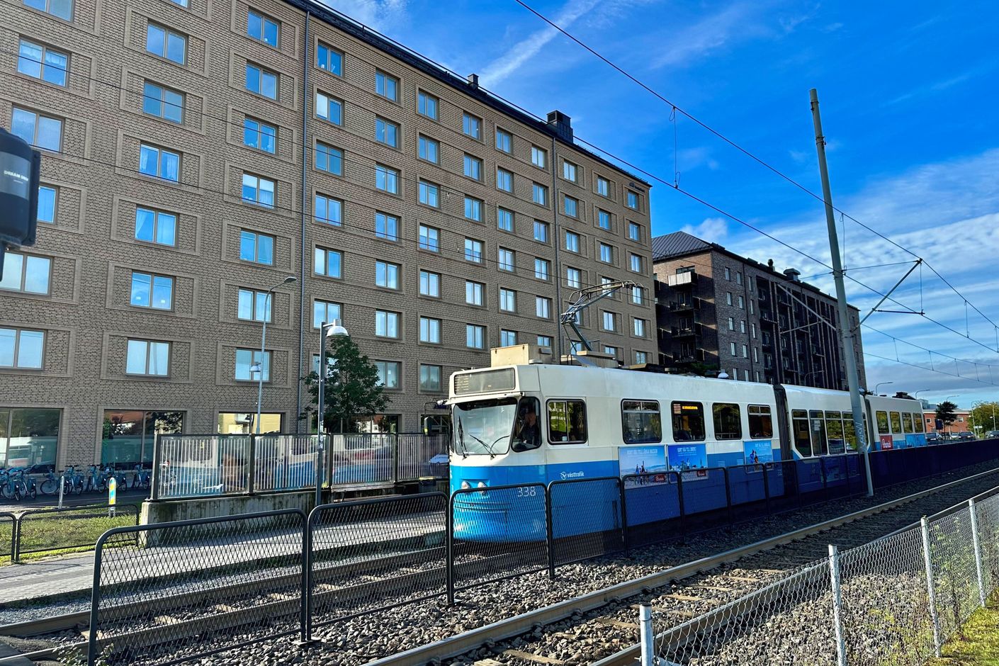 Spårvagnen utanför dörren