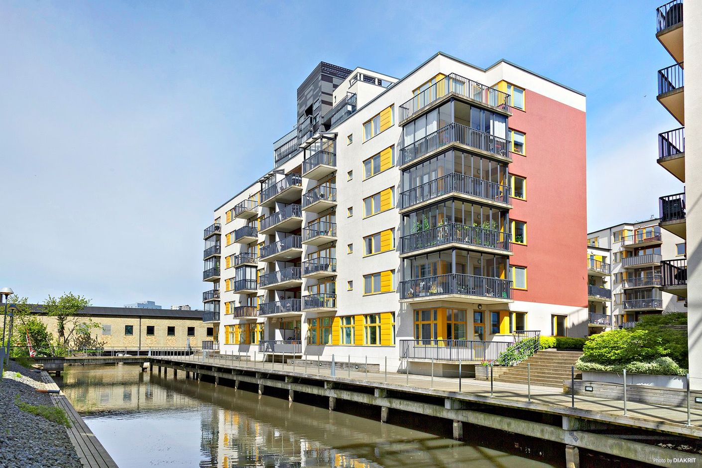 På våning 6 av 6 ligger bostaden med inglasad balkong
