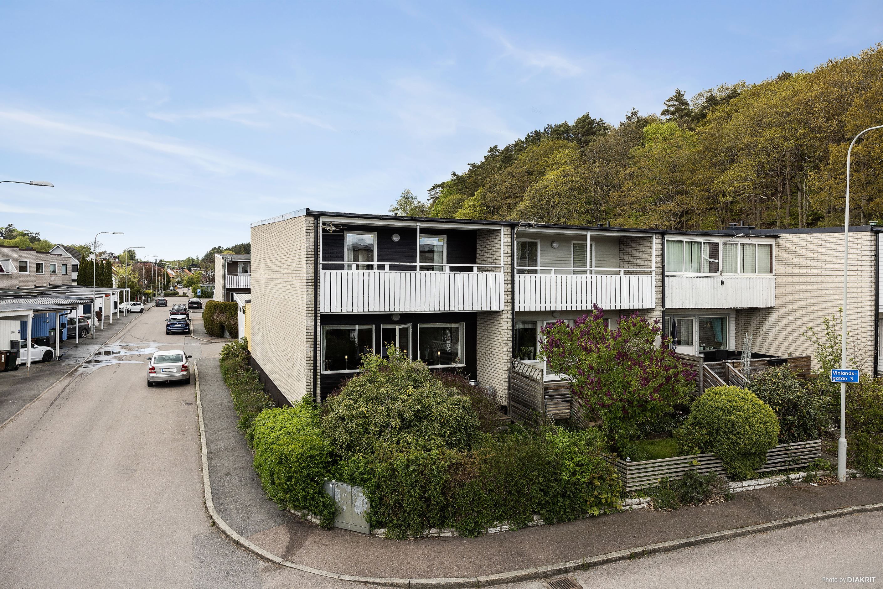 Uteplats och trädgård på baksidan