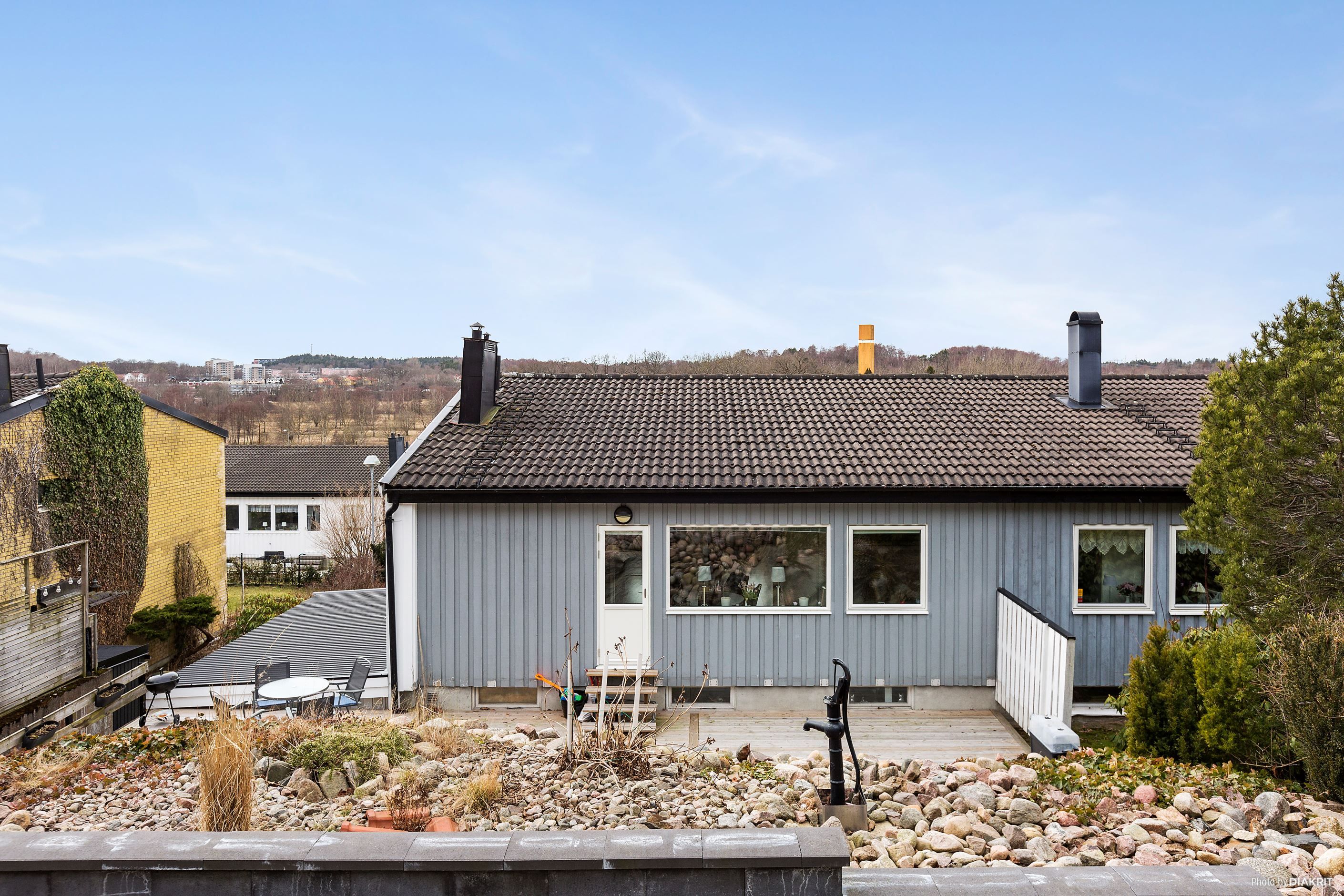Framsidan ligger fint mot den lummiga skogen och erbjuder förmiddagssol