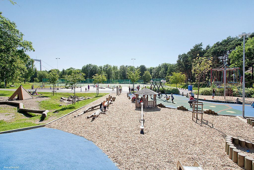 Närliggande Färjenäsparken med stort lekområde