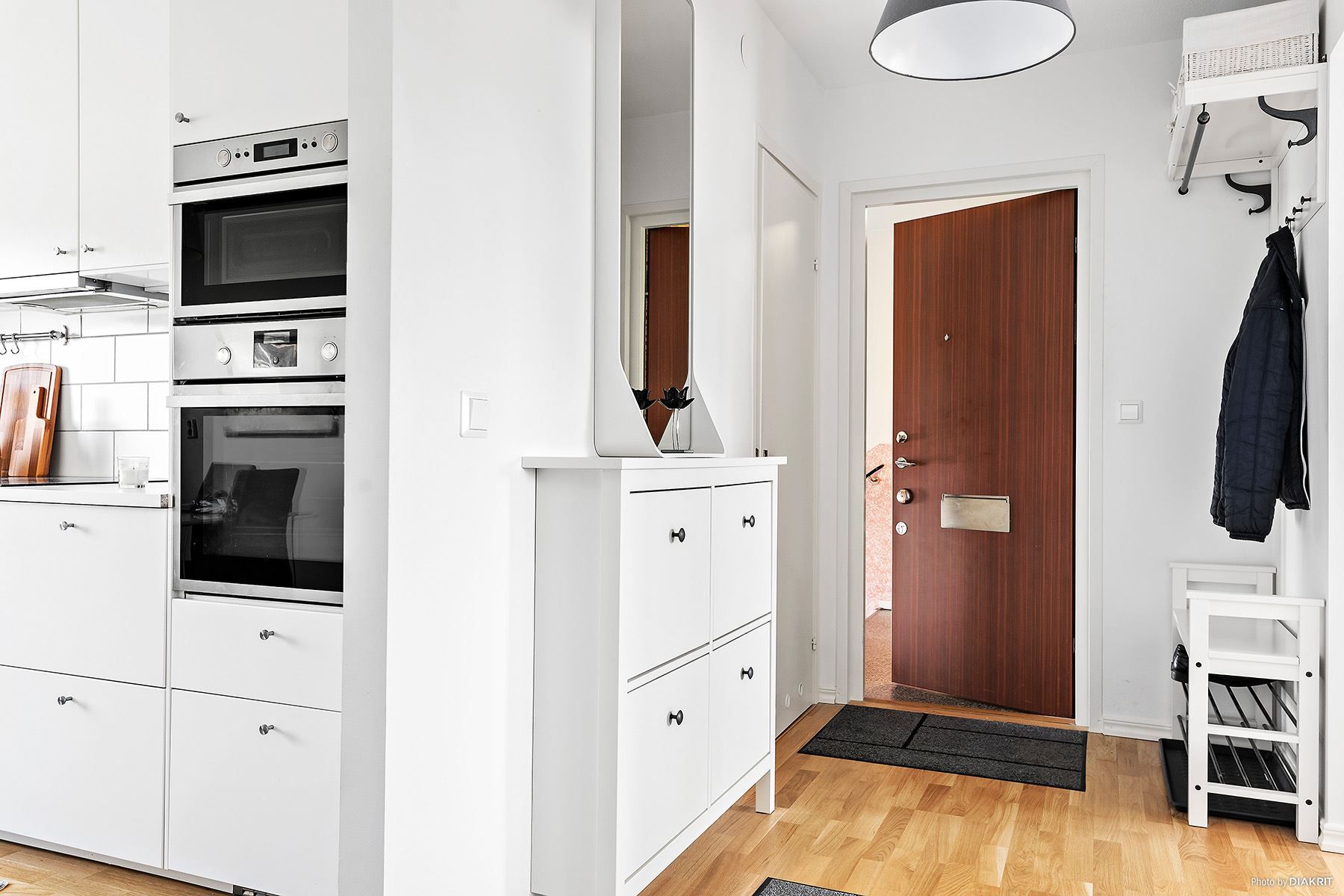 Rymlig hall med avhängning