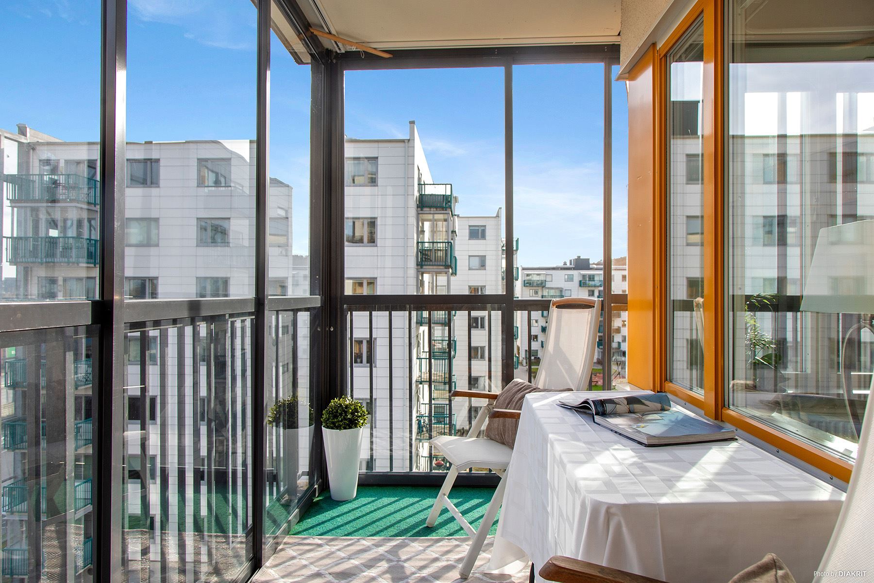 Stor inglasad balkong i perfekt solläge