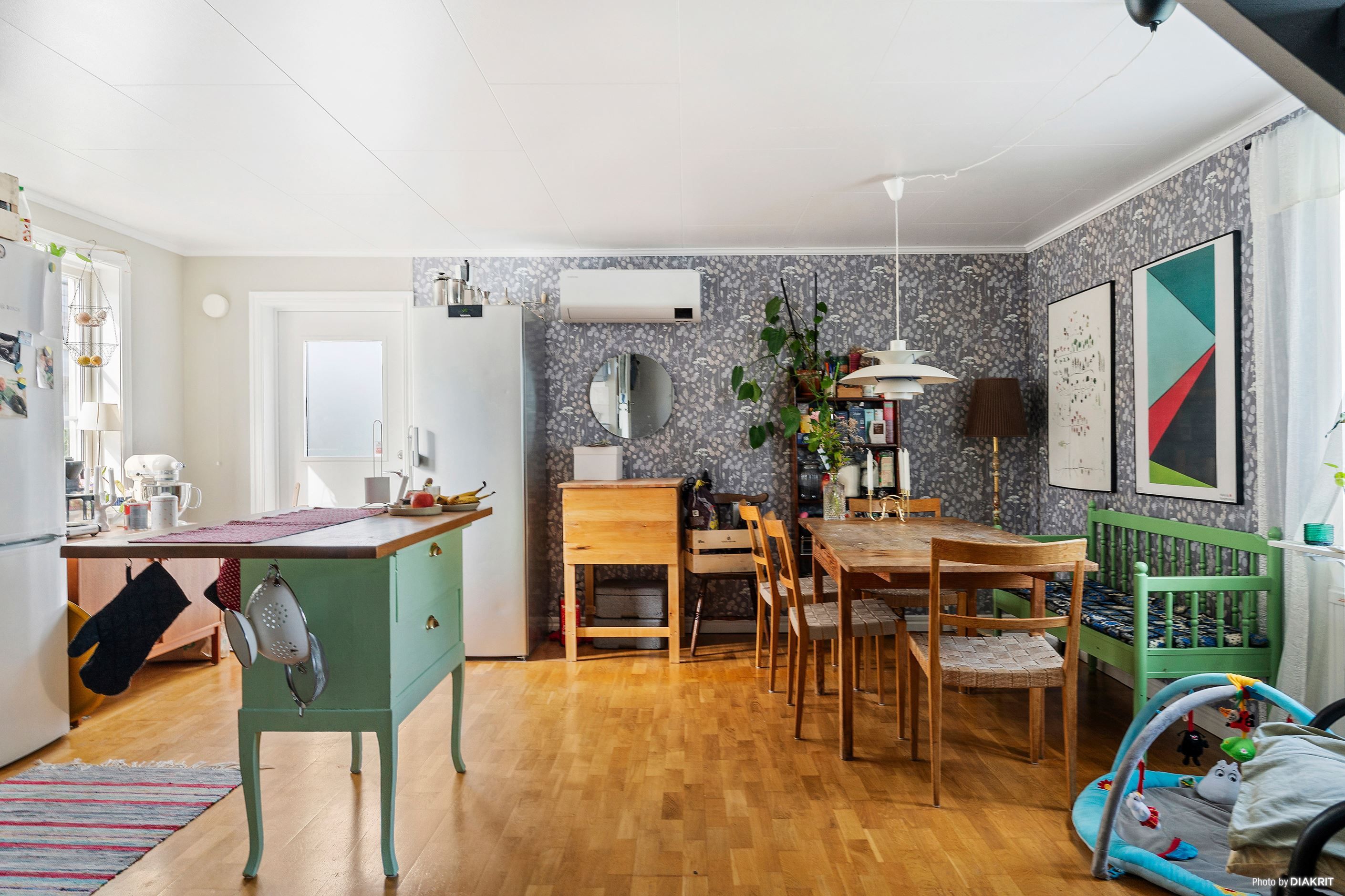 Stort och ljust vardagsrum och kök