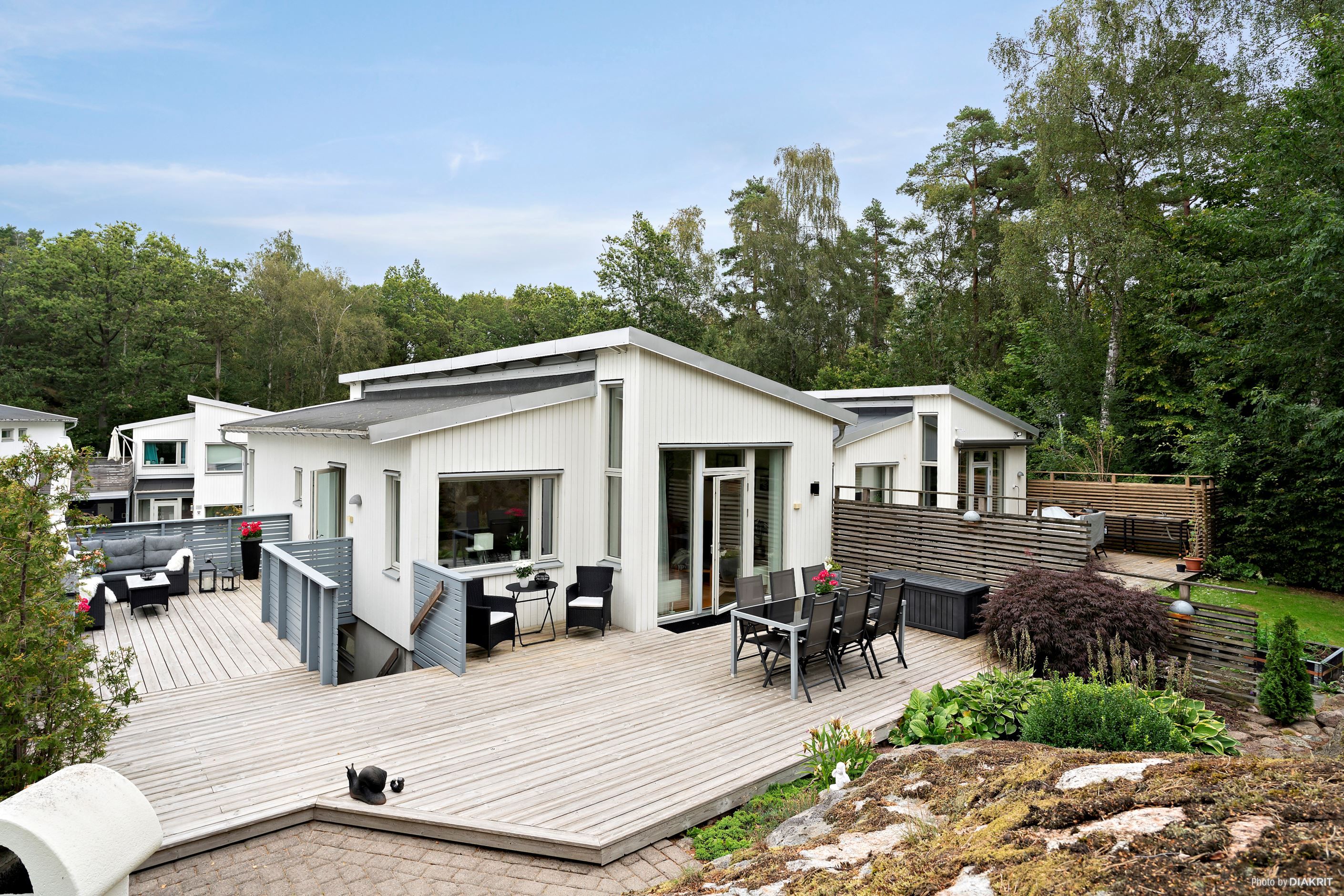 Fantastisk uteplats som sträcker sig runt huset