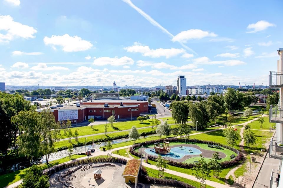 Sommarbild från den gröna gården framför byggnaden