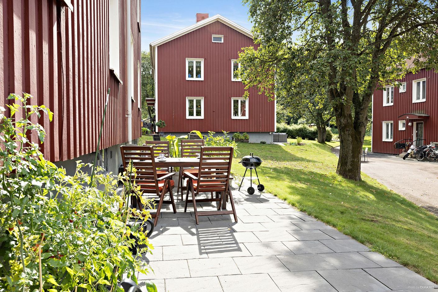 Soldränkt uteplats i söder