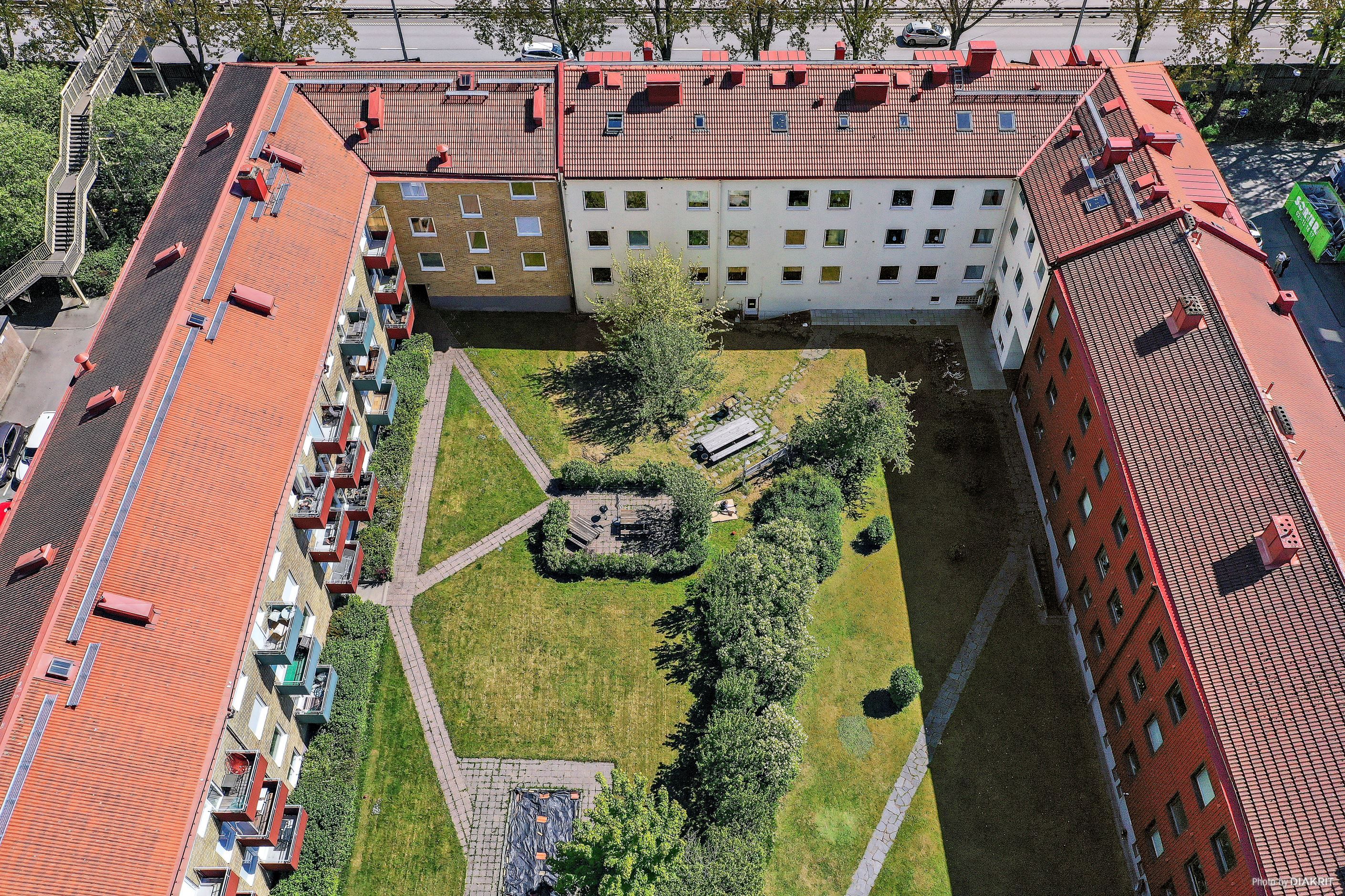 Den fina innergården med grill och sittplatser