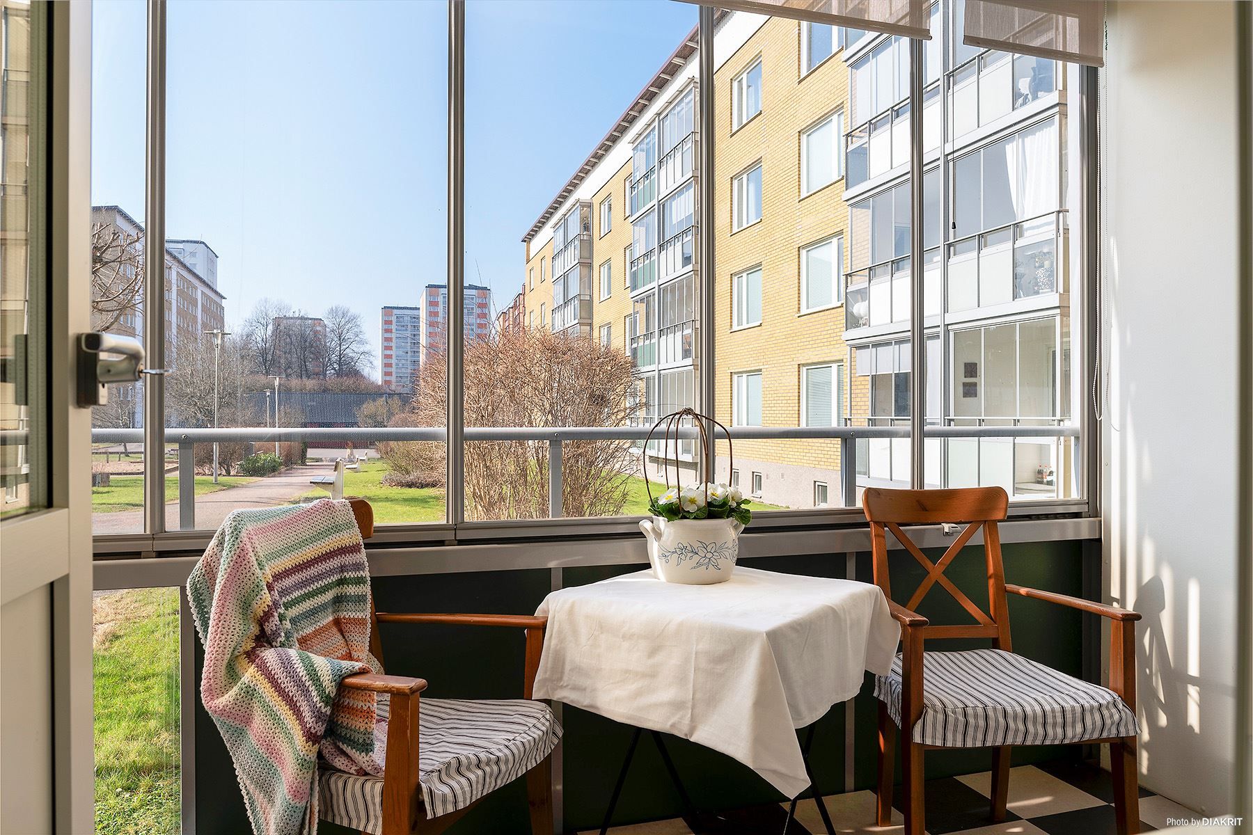 Den andra inglasade balkongen som nås från köket