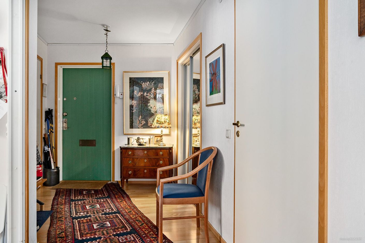 Ljus och välkomnande hall med gott om förvaring